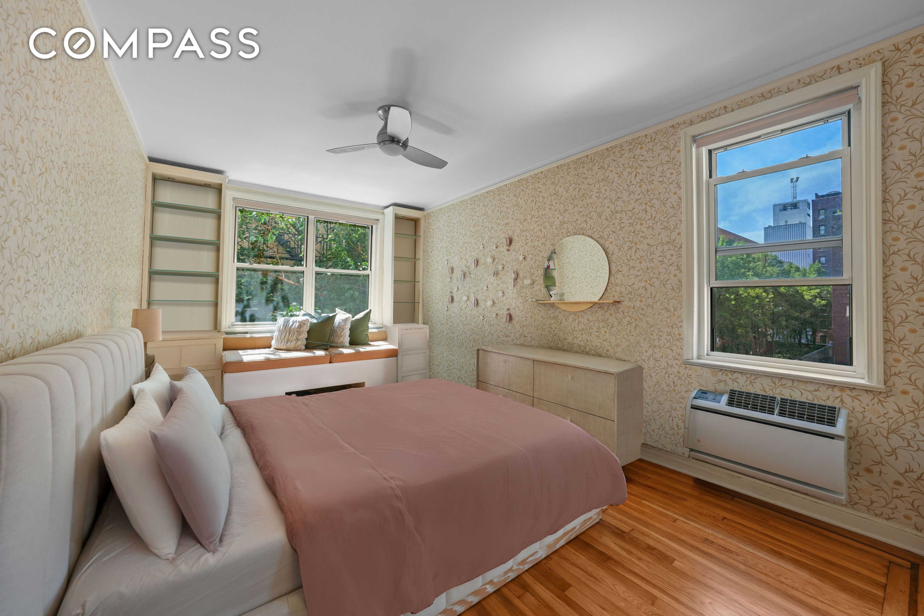 #13 photo, 310 W 55th Street, マンハッタン Hell's Kitchen , NY 10019