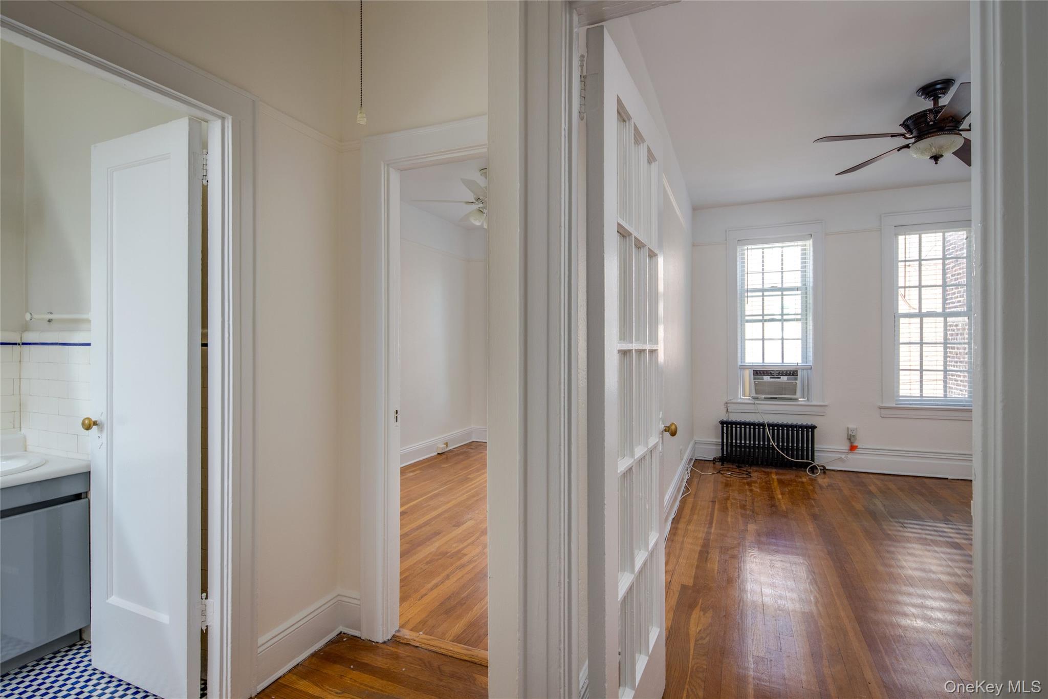 #3 photo, 484 Plandome Road, Manhasset , NY 11030