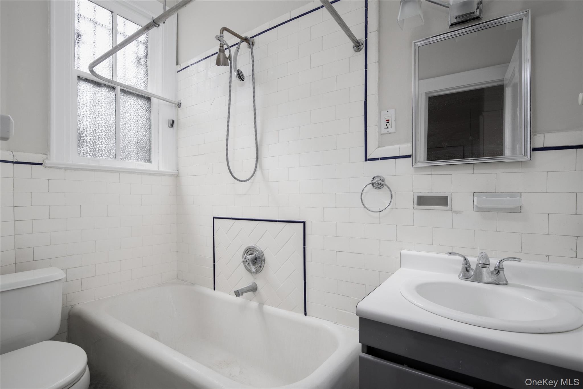 #7 photo, 484 Plandome Road, Manhasset , NY 11030