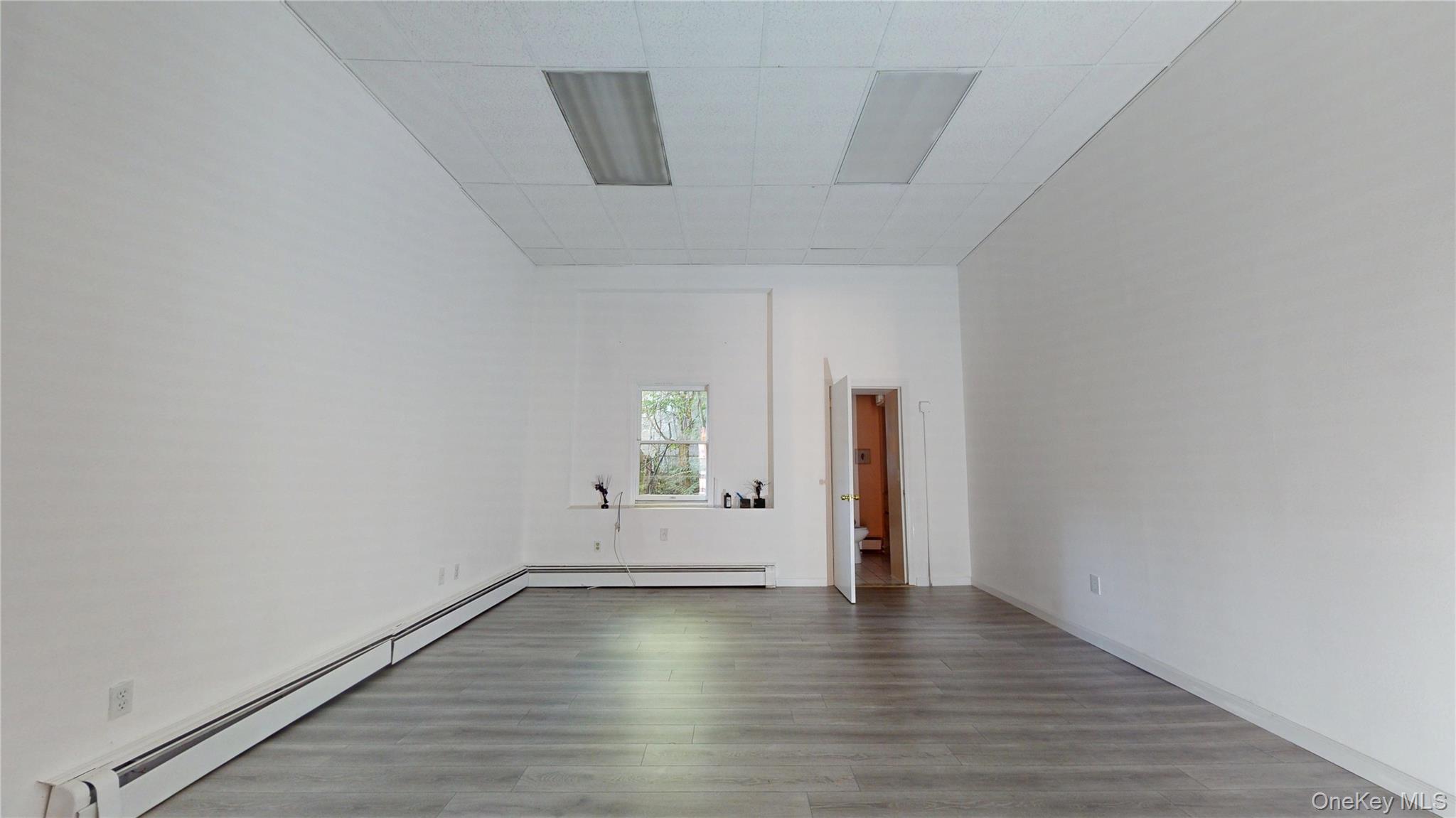 #13 photo, 42 W Main Street, サフォーク郡 Riverhead , NY 11901