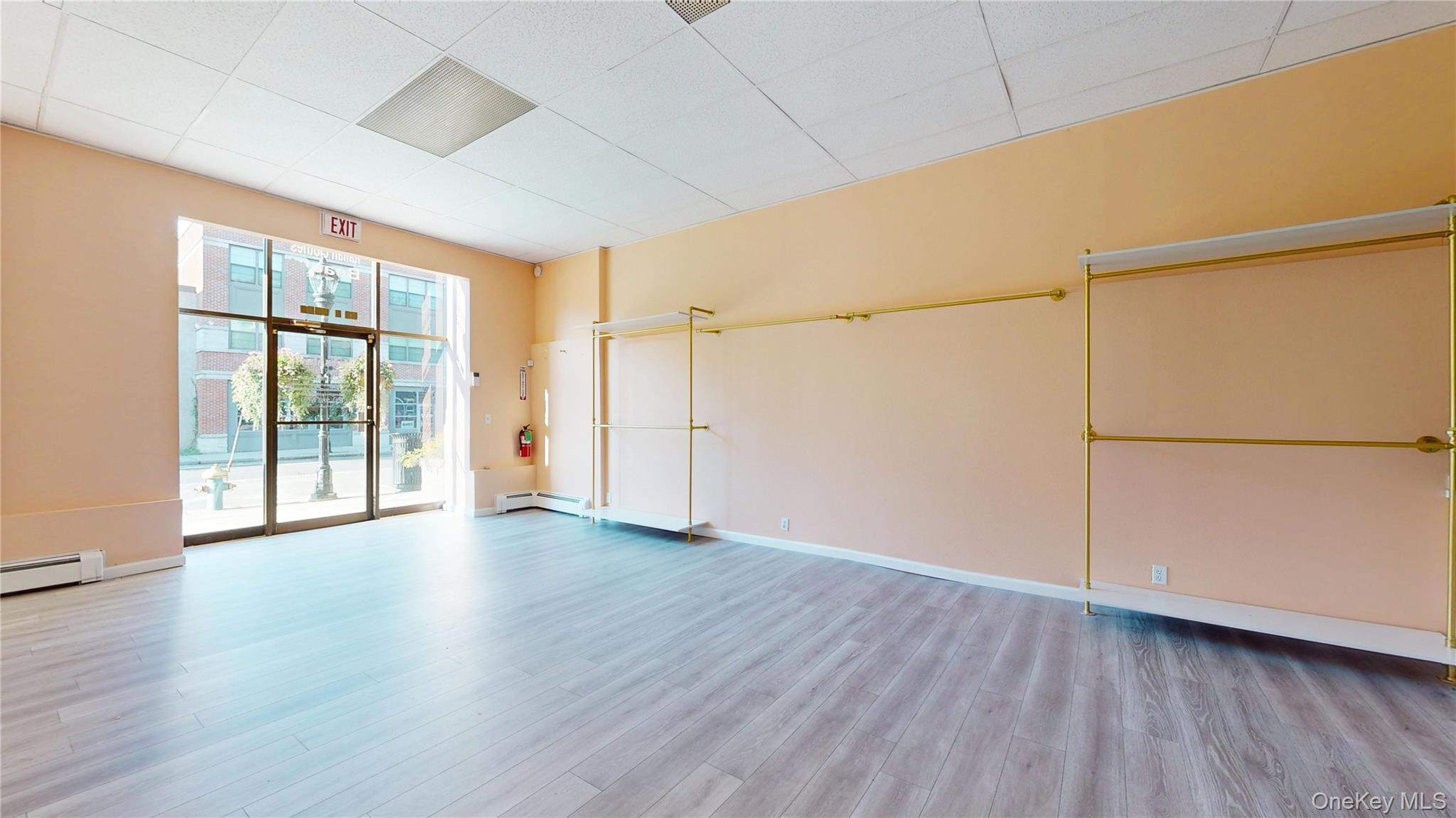 #8 photo, 42 W Main Street, サフォーク郡 Riverhead , NY 11901