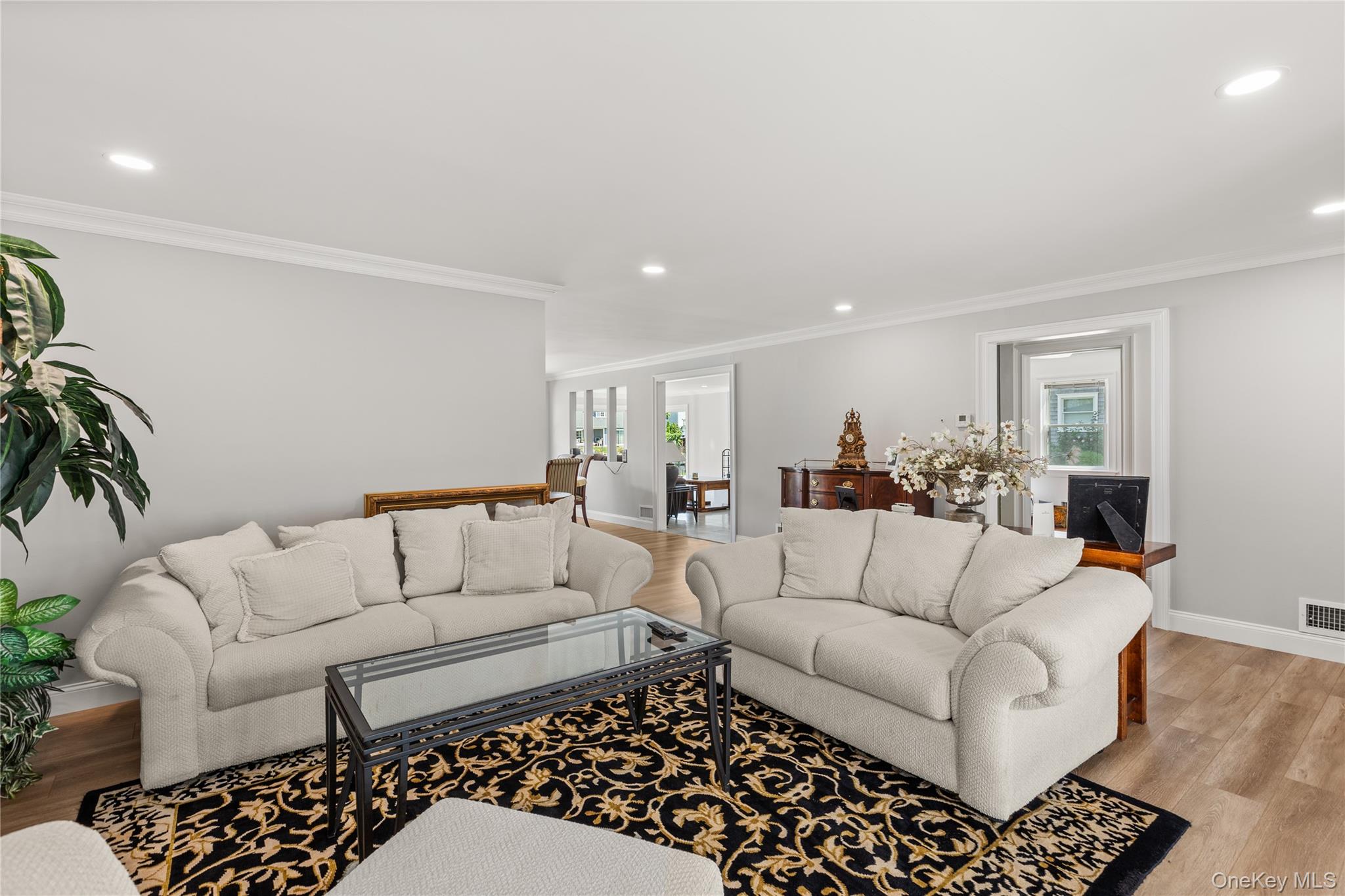 #4 photo, 173 Tahlulah Lane, West Islip , NY 11795