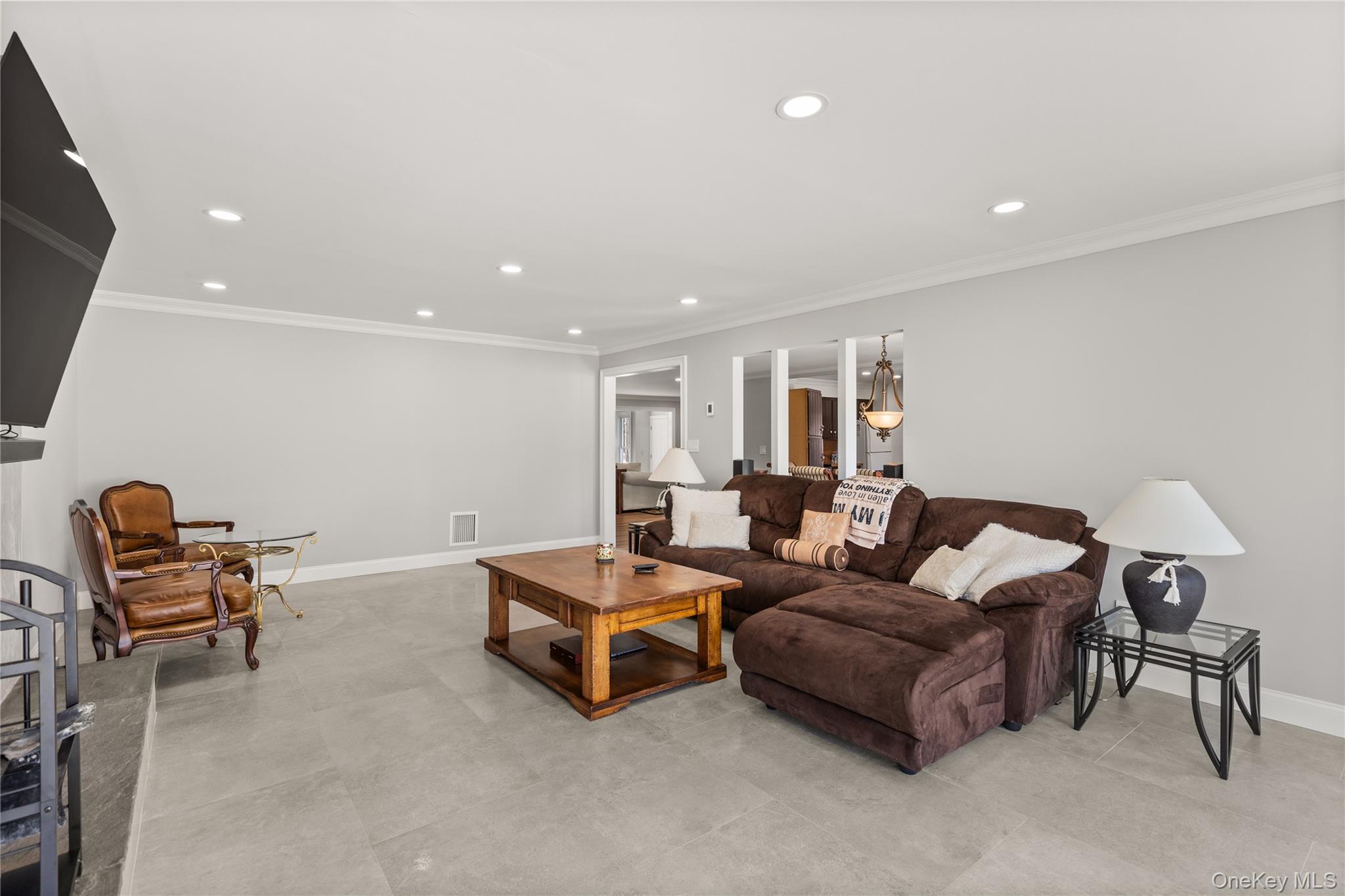 #6 photo, 173 Tahlulah Lane, West Islip , NY 11795