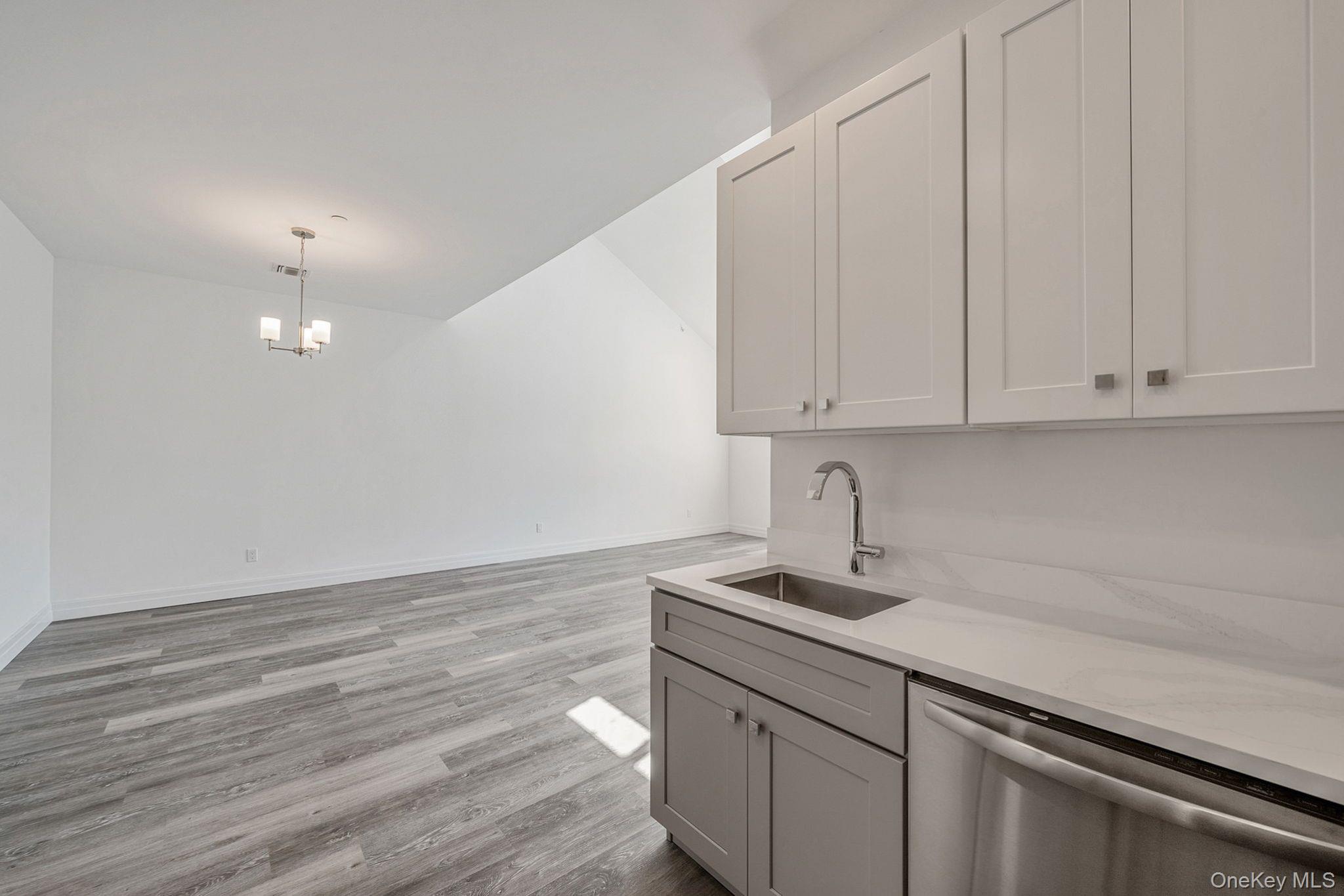 #13 photo, 104 Dover Street, サフォーク郡 Central Islip , NY 11722