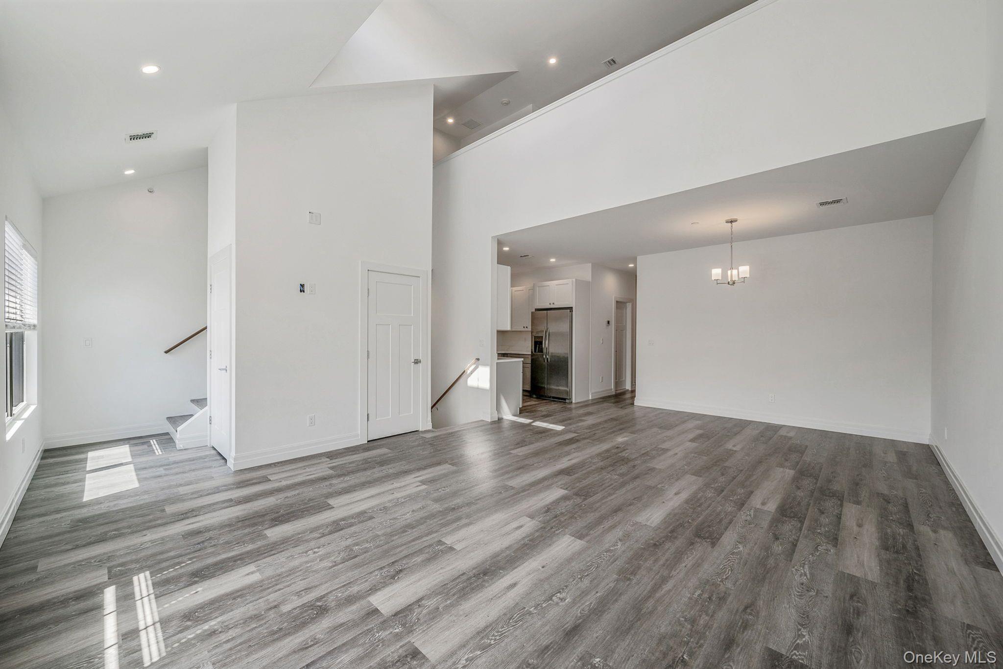 #14 photo, 104 Dover Street, サフォーク郡 Central Islip , NY 11722