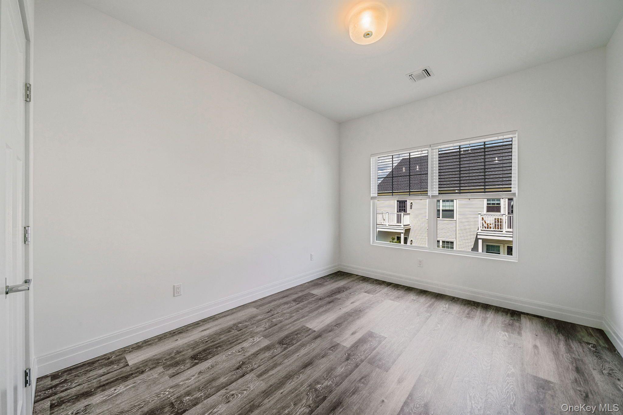 #16 photo, 104 Dover Street, サフォーク郡 Central Islip , NY 11722