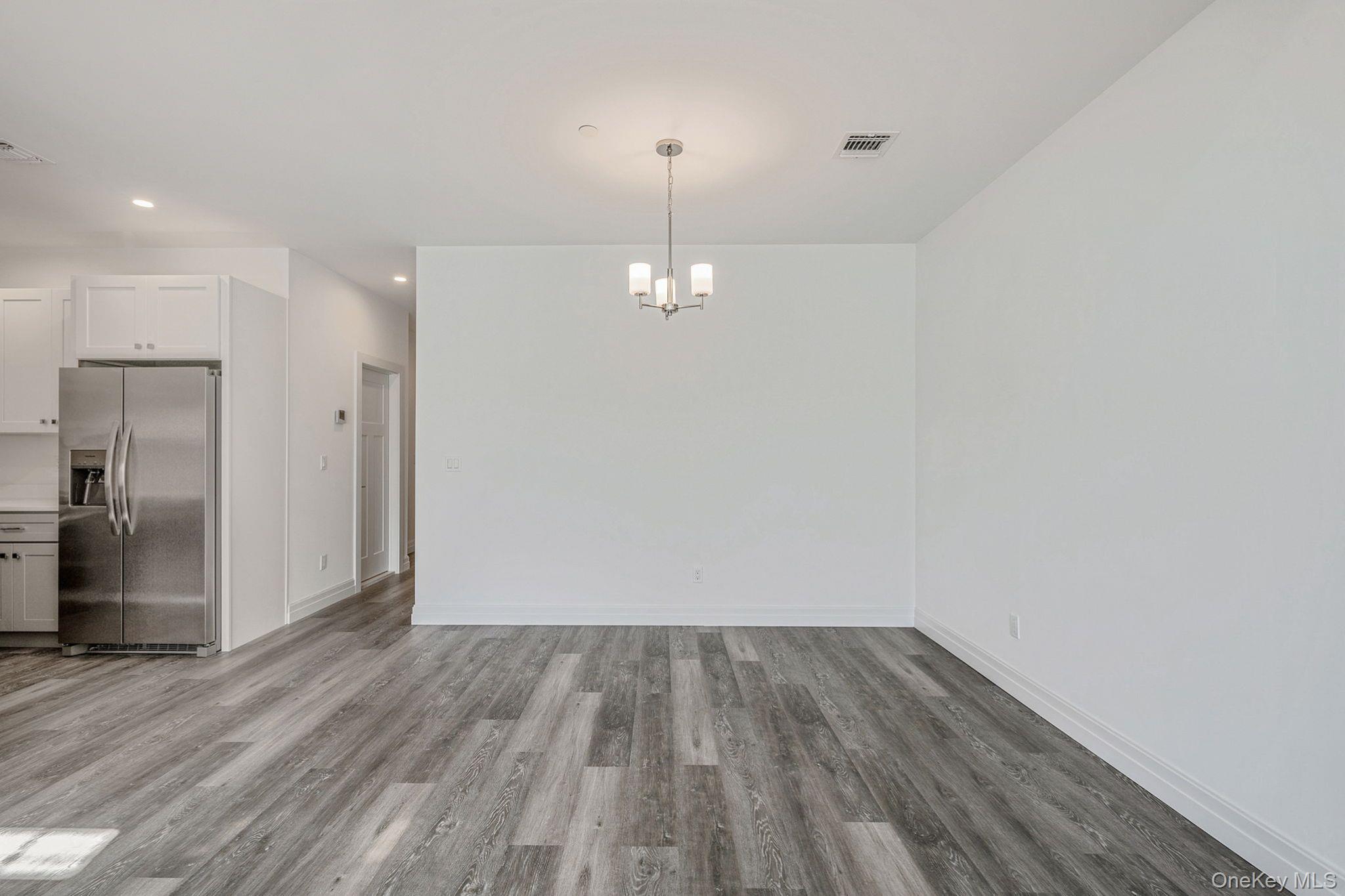 #7 photo, 104 Dover Street, サフォーク郡 Central Islip , NY 11722