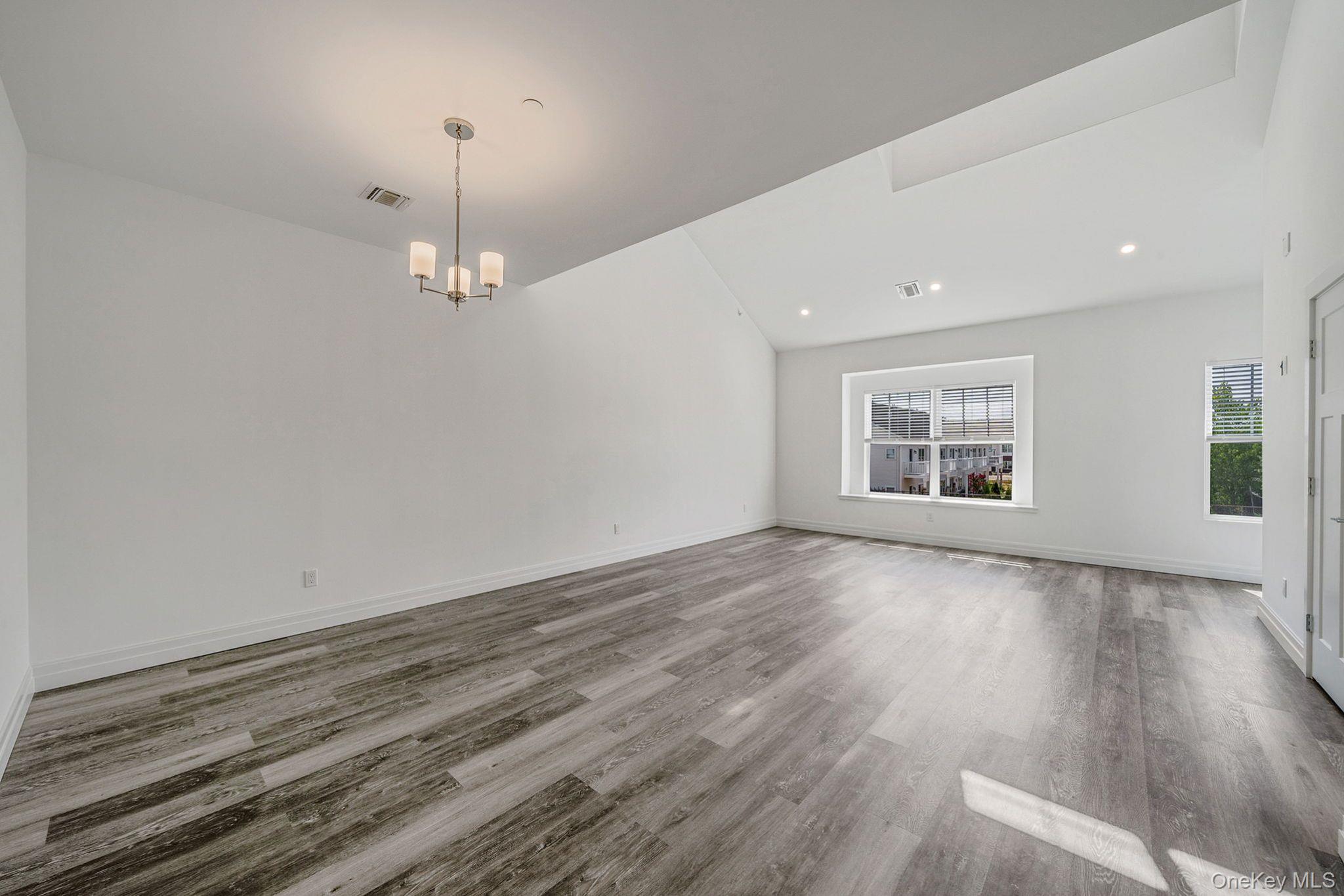 #8 photo, 104 Dover Street, サフォーク郡 Central Islip , NY 11722