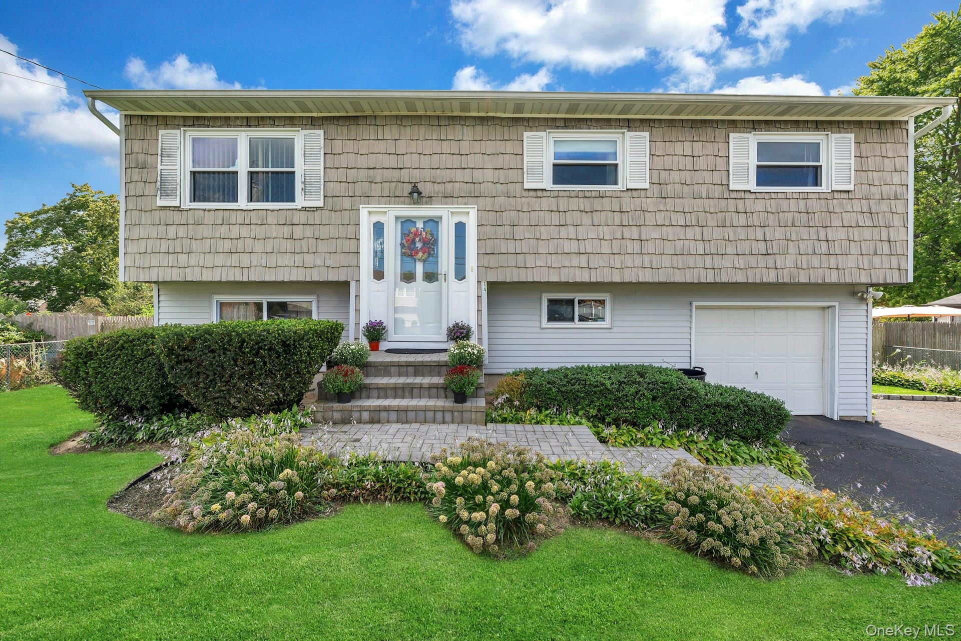 #1 photo, 14 Holiday Park Drive, 东长岛 Centereach , NY 11720