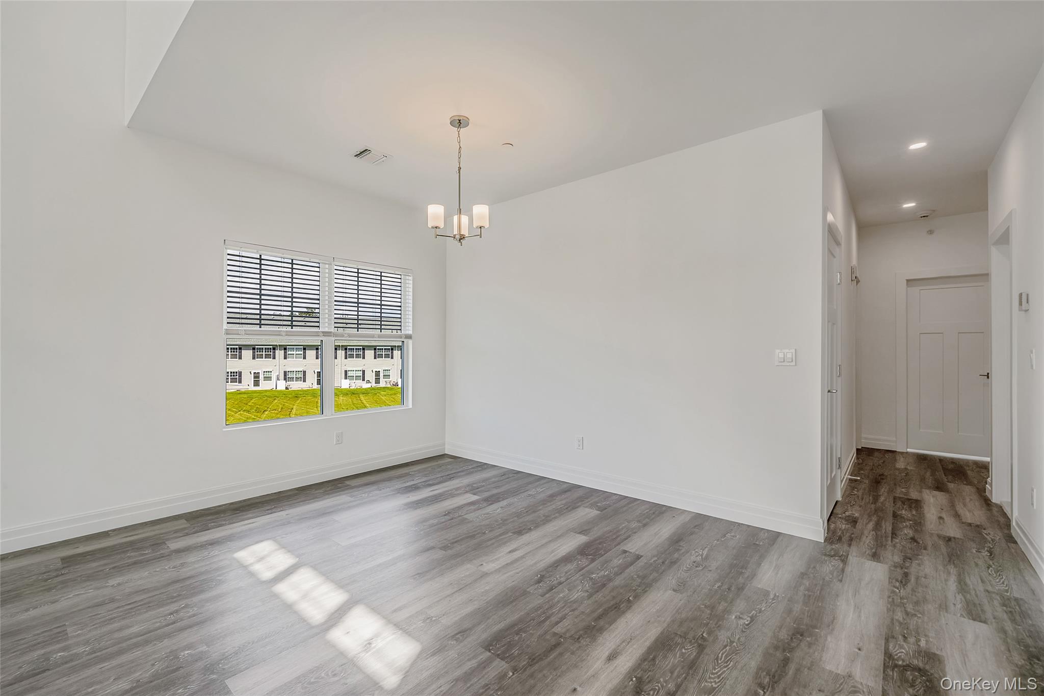 #6 photo, 102 Dover Street, サフォーク郡 Central Islip , NY 11722