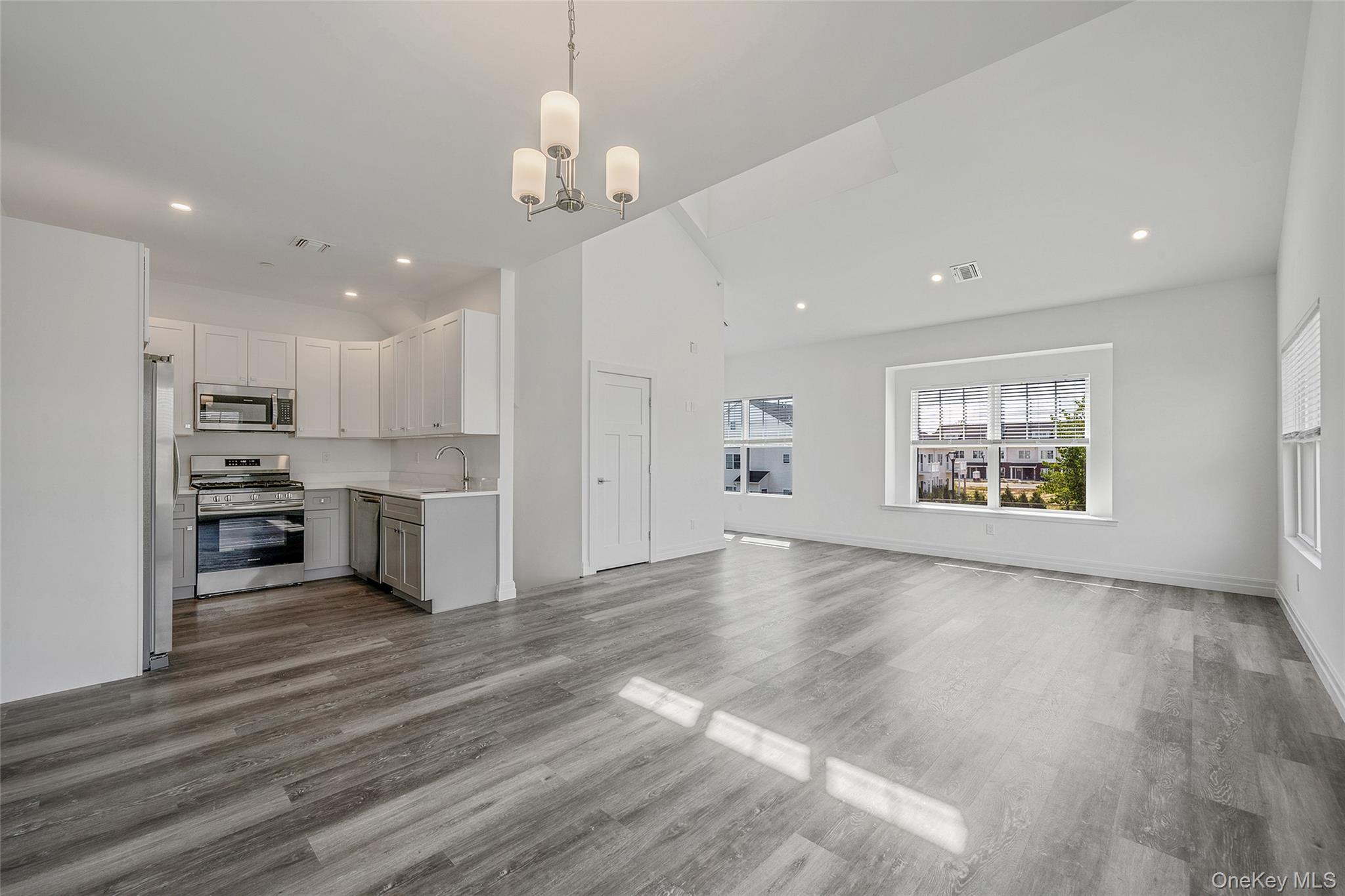 #8 photo, 102 Dover Street, サフォーク郡 Central Islip , NY 11722