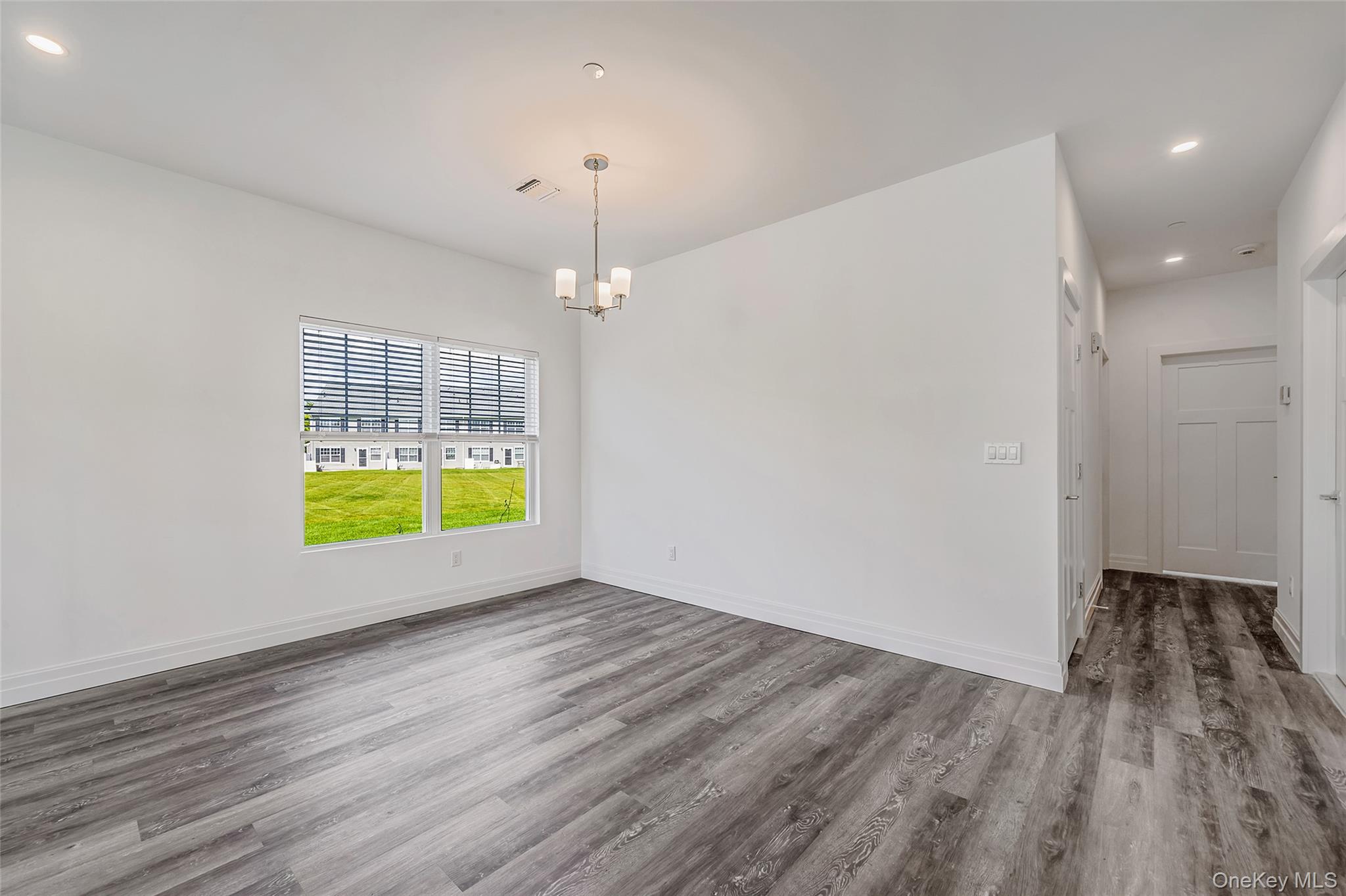 #9 photo, 101 Dover Street, サフォーク郡 Central Islip , NY 11722