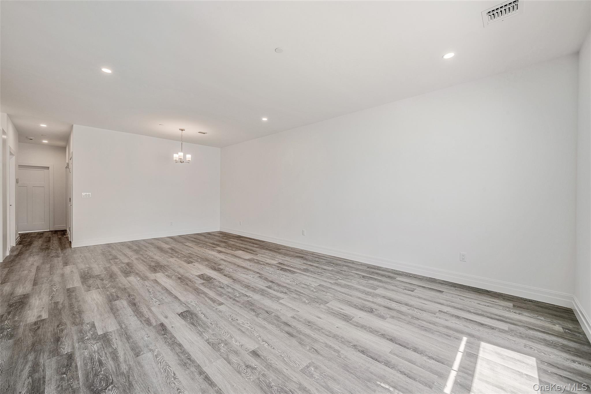 #7 photo, 103 Dover Street, サフォーク郡 Central Islip , NY 11722