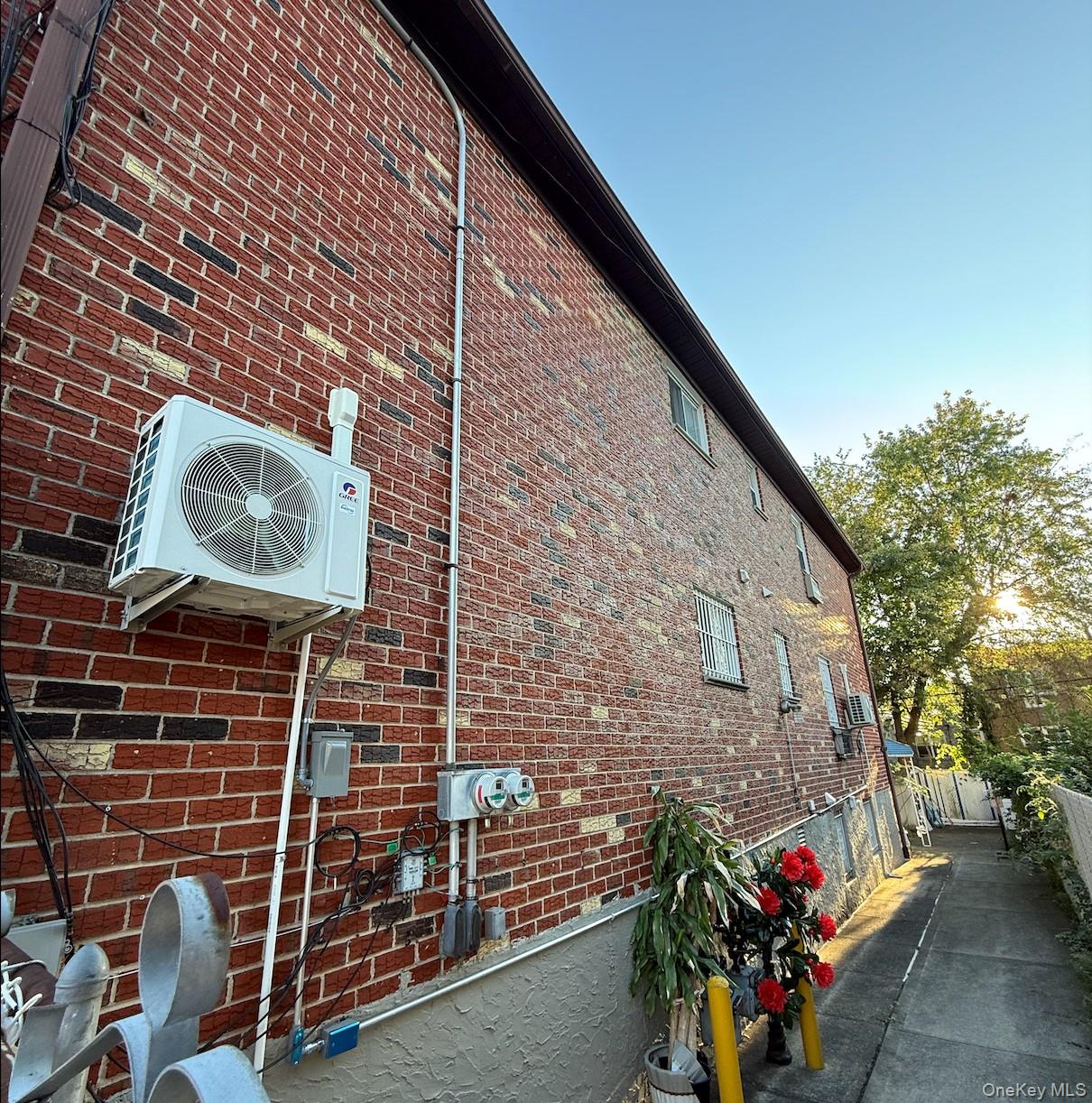 #12 photo, 43-24 163rd Street, Flushing , NY 11358