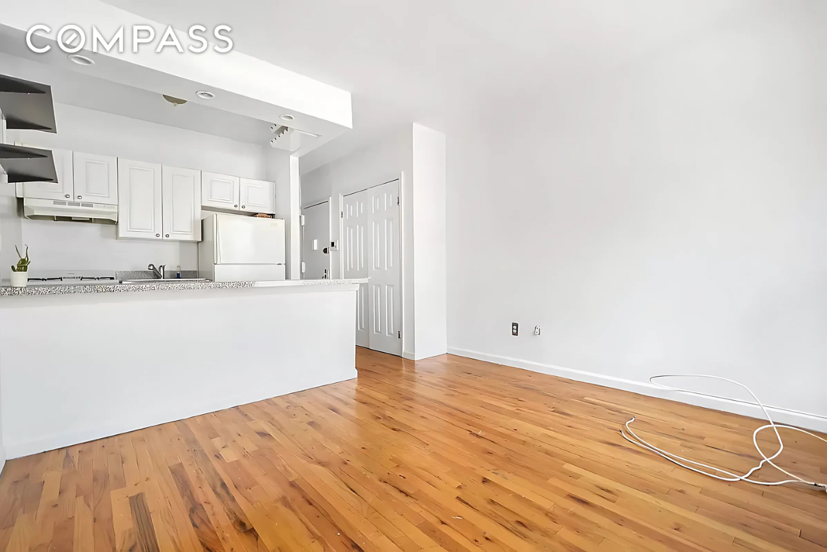 #2 photo, 422 Amsterdam Avenue, Upper West Side , NY 10024