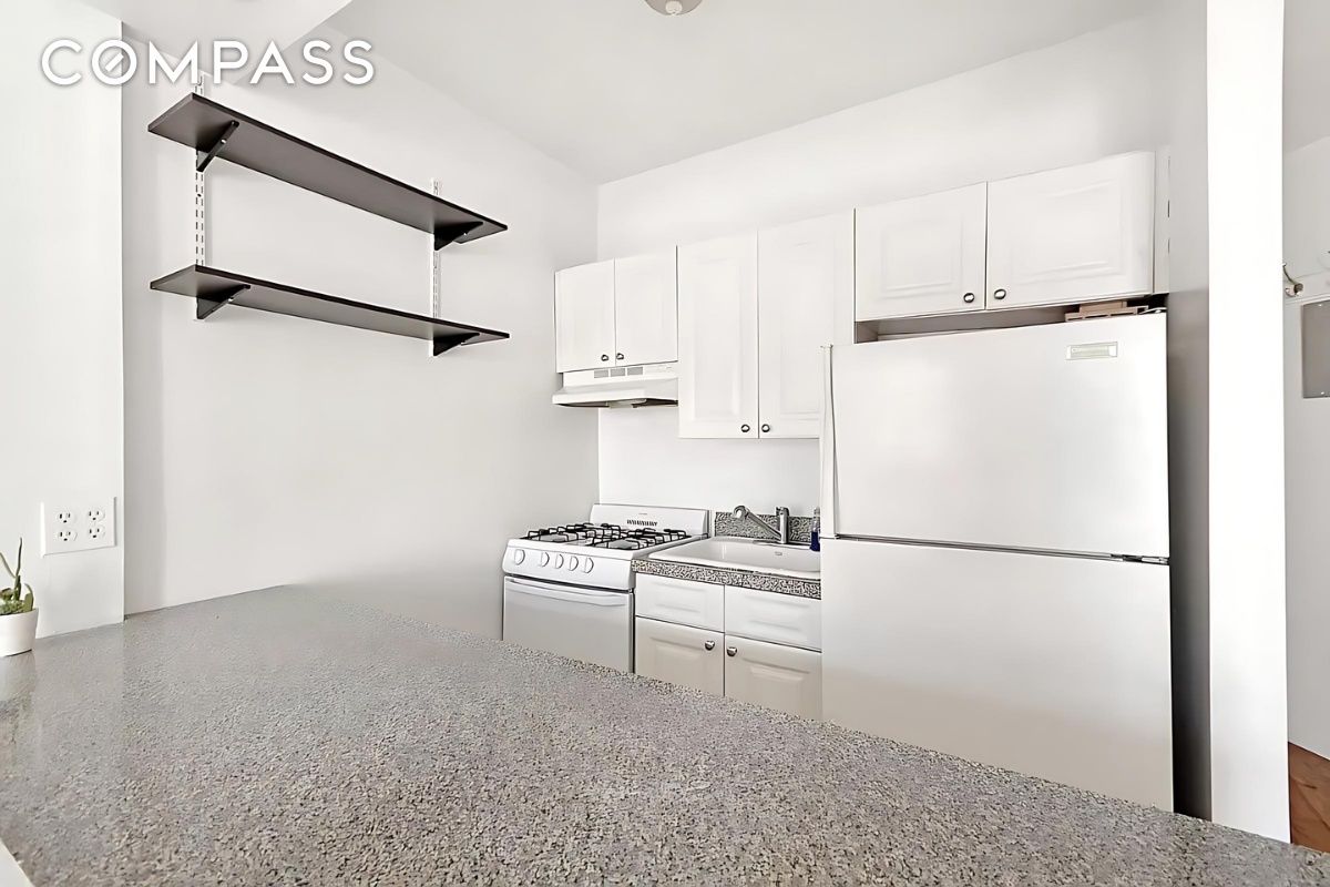 #4 photo, 422 Amsterdam Avenue, Upper West Side , NY 10024