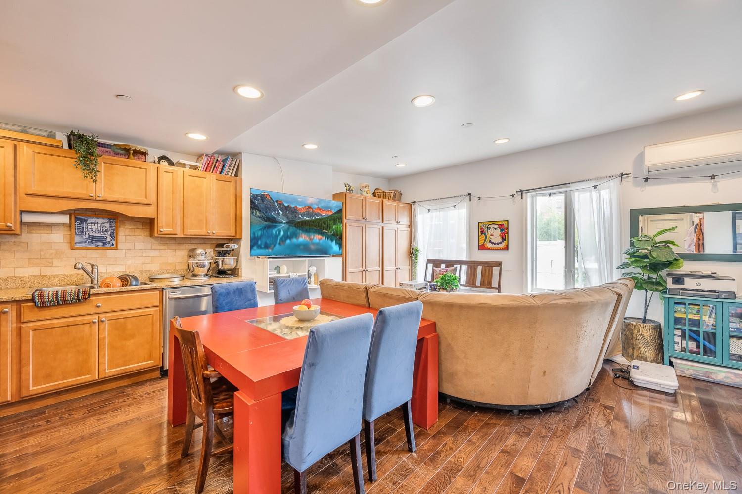 #12 photo, 21-05 33rd Avenue, Astoria , NY 11106