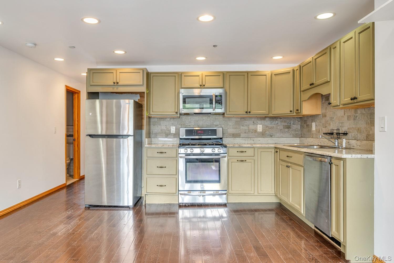 #15 photo, 21-05 33rd Avenue, Astoria , NY 11106