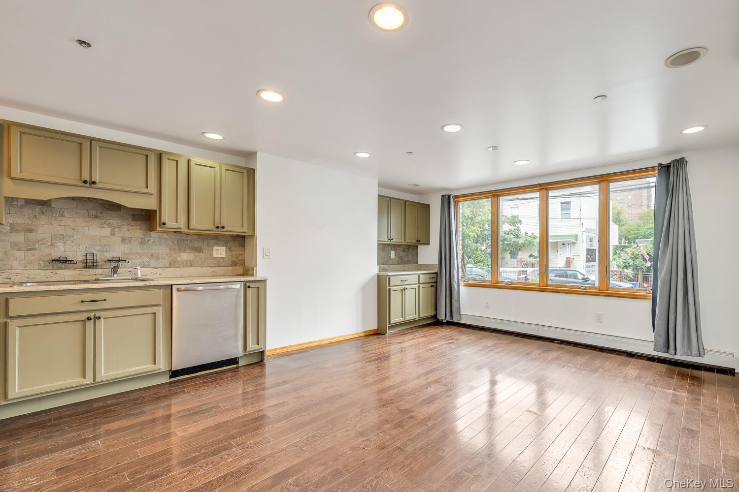 #18 photo, 21-05 33rd Avenue, Astoria , NY 11106