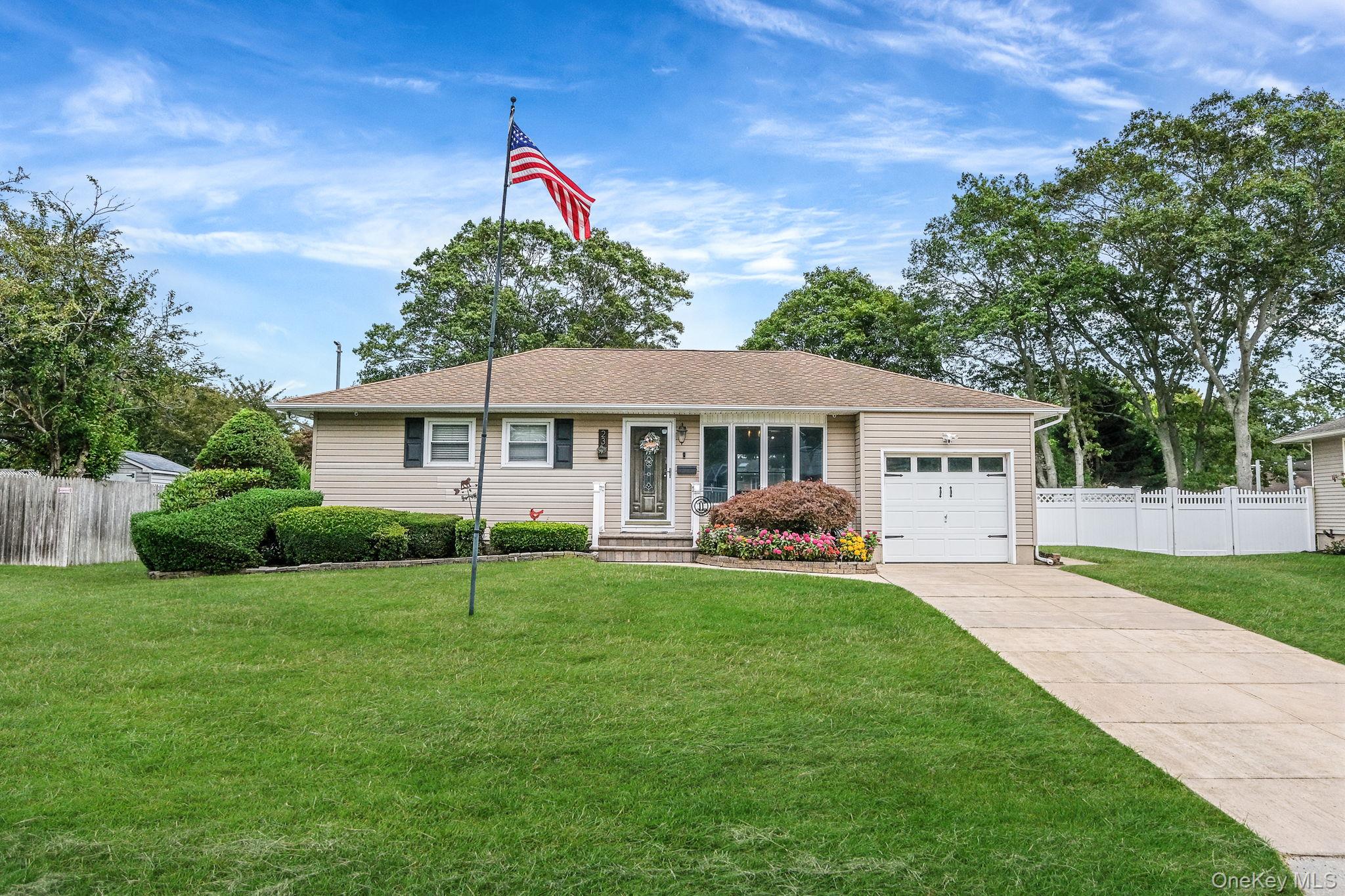 #1 photo, 23 Bartley Lane, सफ़ोक काउंटी West Sayville , NY 11796