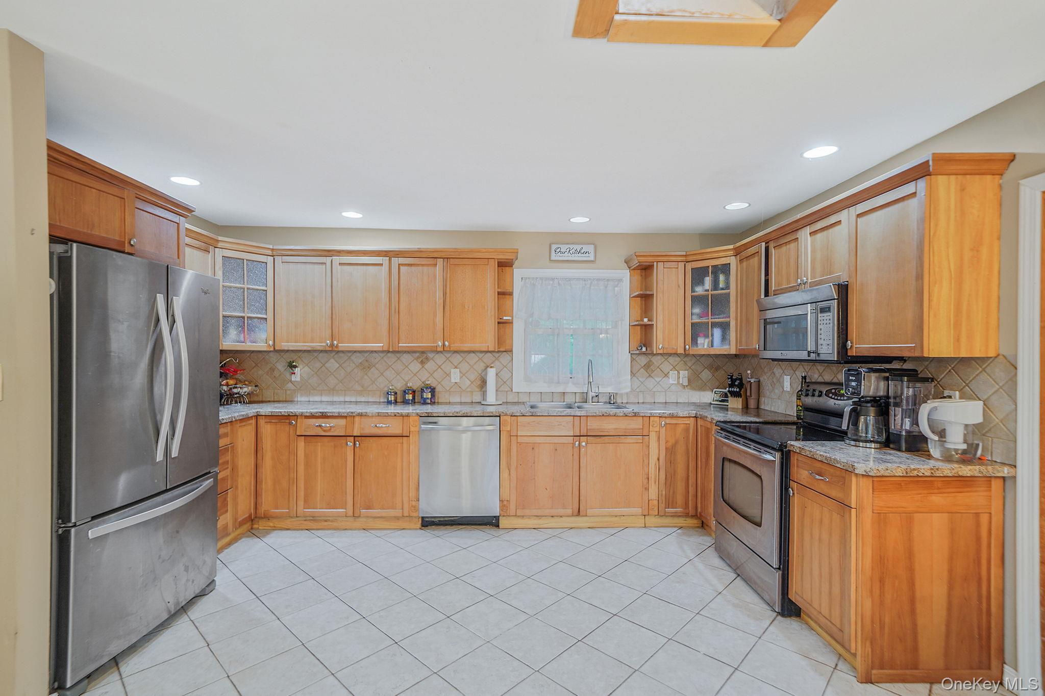 #4 photo, 17 Whitmore Lane, Coram , NY 11727