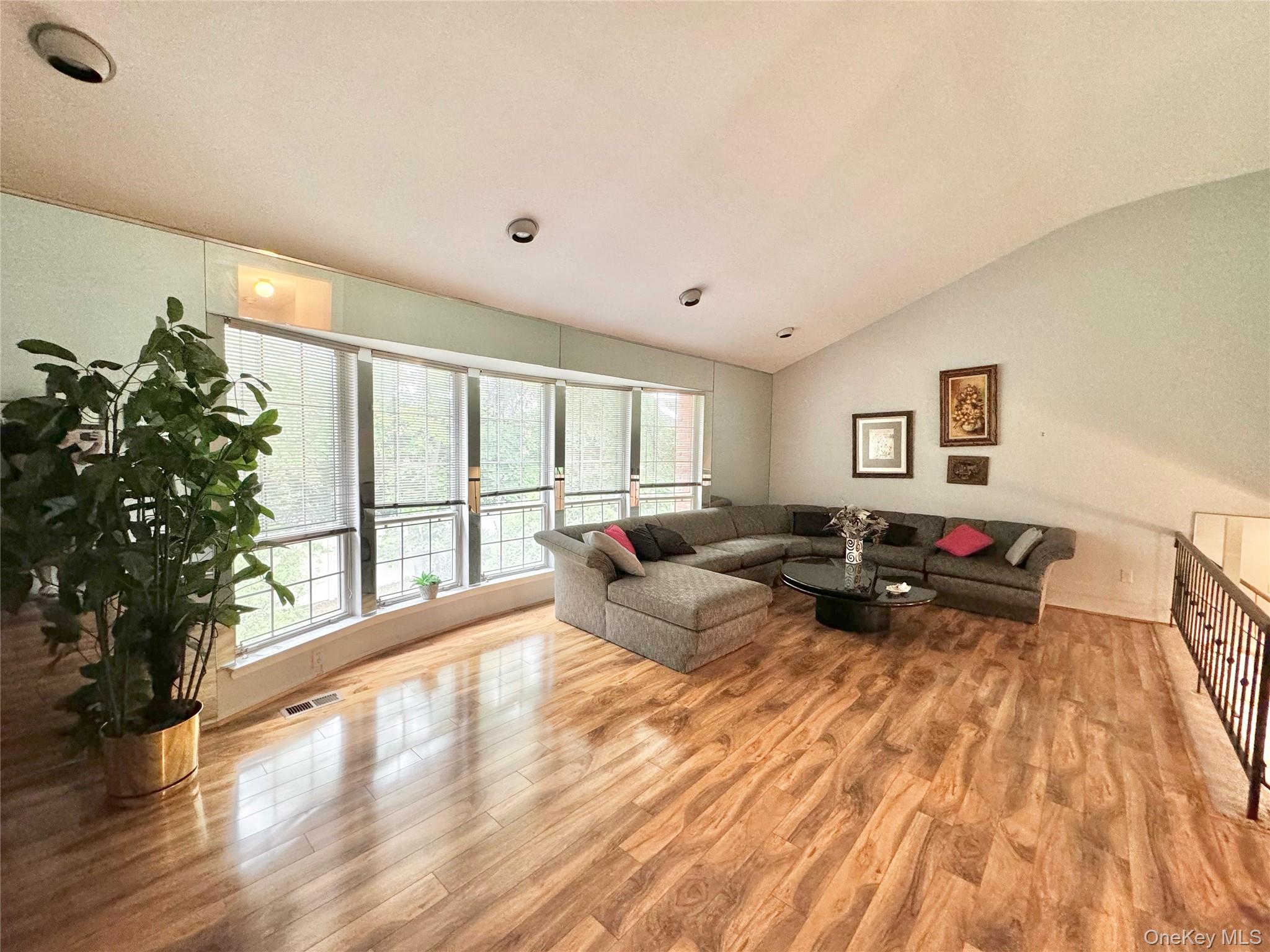 #11 photo, 45 W Aspen Drive, Woodbury , NY 11797