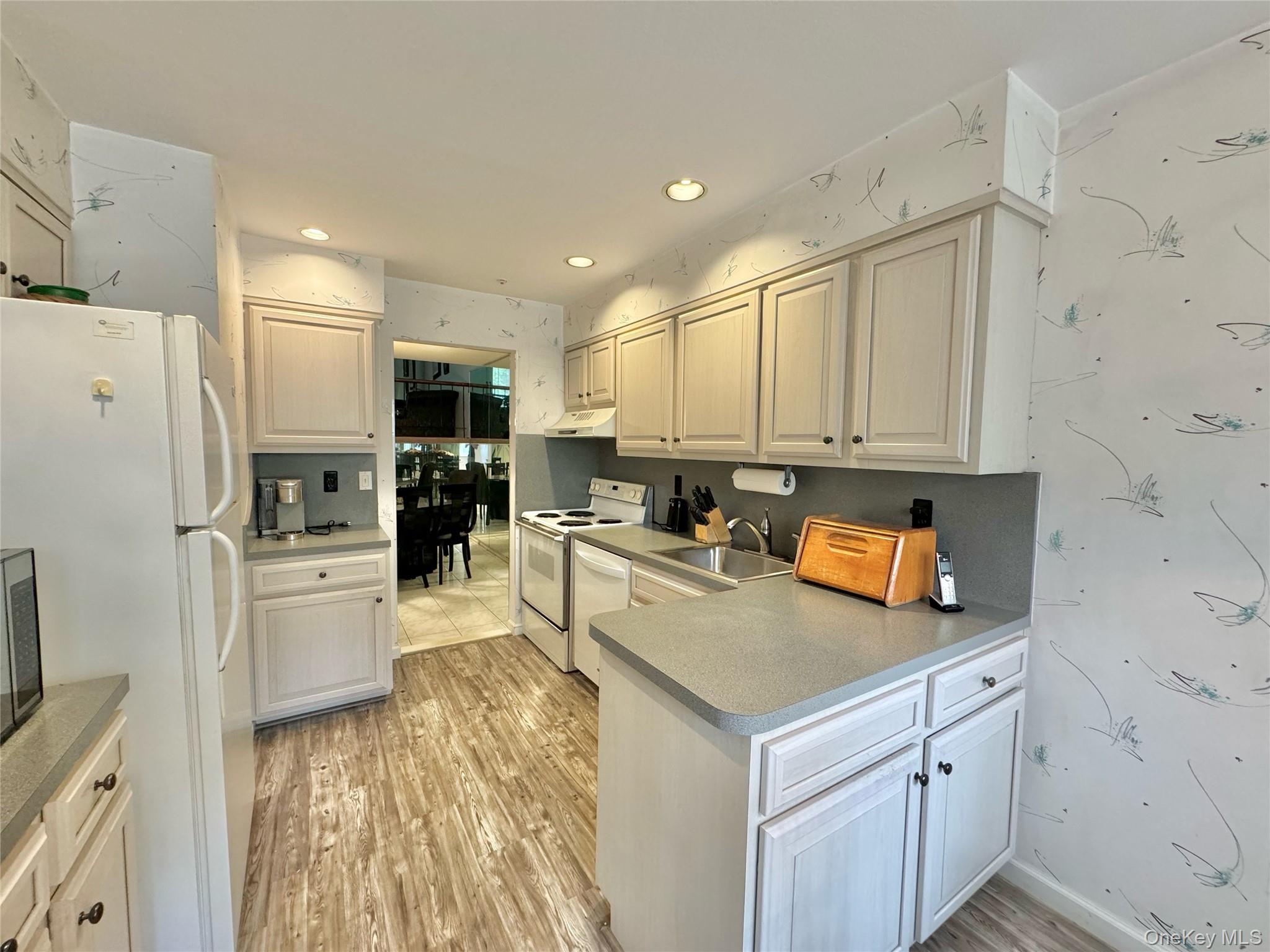 #3 photo, 45 W Aspen Drive, Woodbury , NY 11797