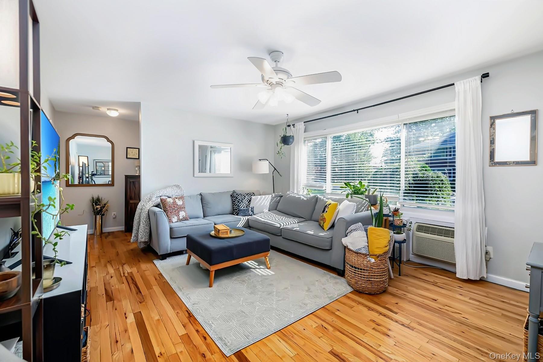 #1 photo, 214 Edmunton Drive, 东长岛 North Babylon , NY 11703