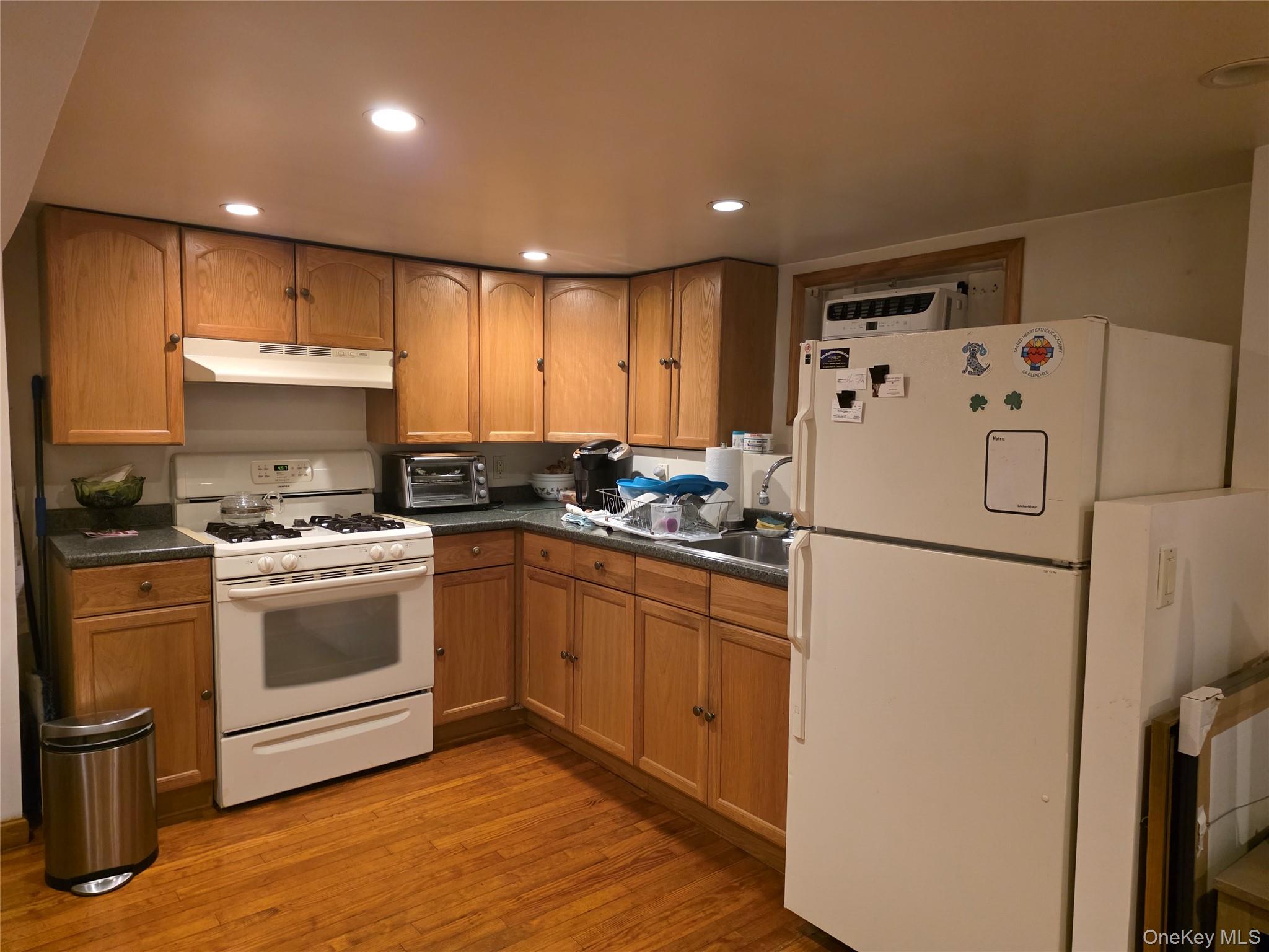 #9 photo, 7949 77th Road, Glendale , NY 11385