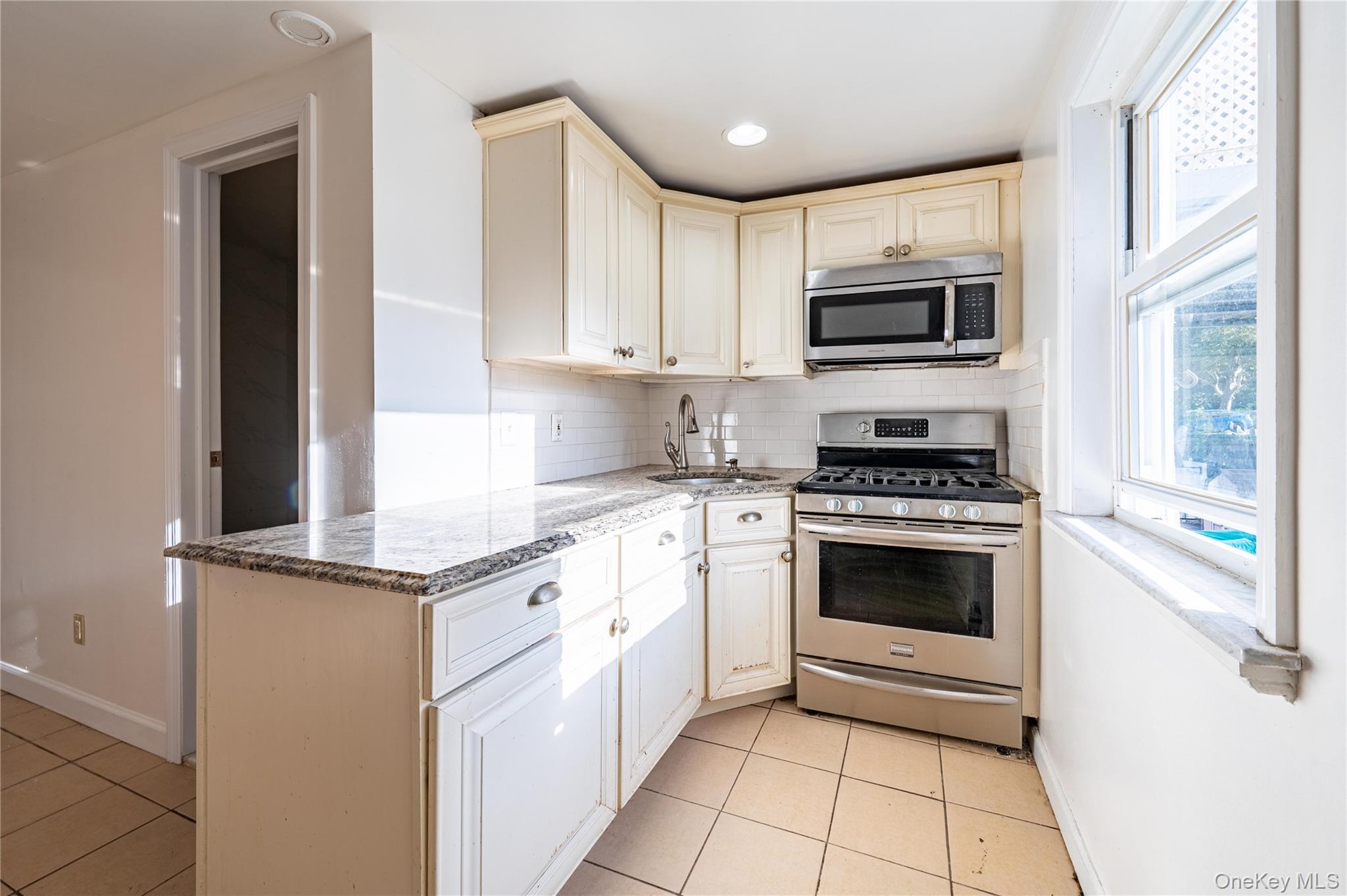 #16 photo, 1027 Throggmorton Avenue, Bronx , NY 10465