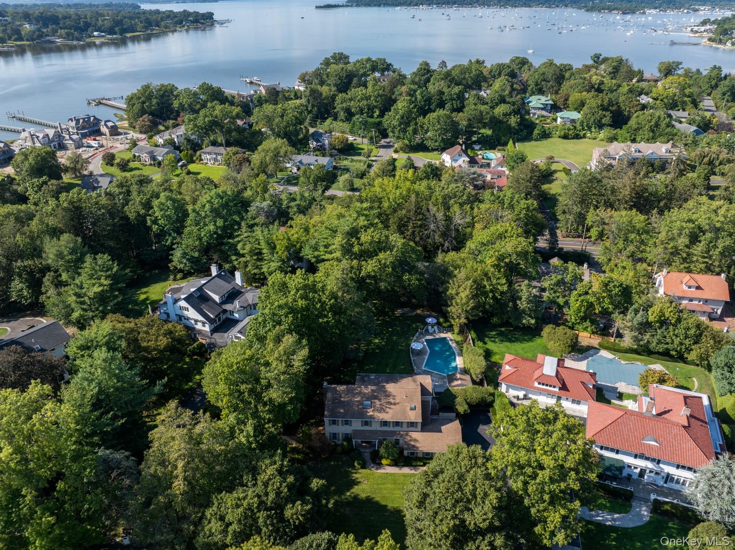 #18 photo, 55 North Drive, Manhasset , NY 11030