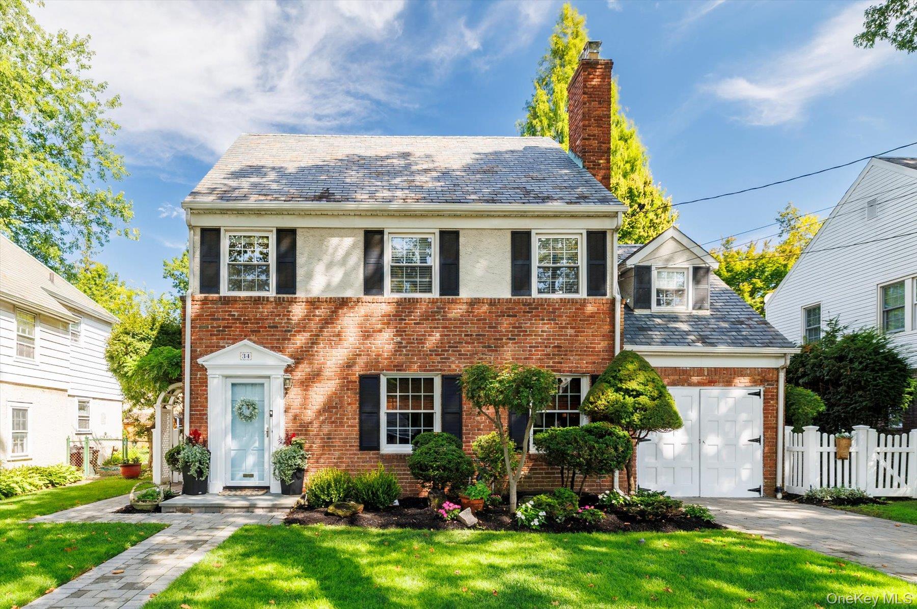 #1 photo, 34 Saint Thomas Place, नासाउ काउंटी Malverne , NY 11565