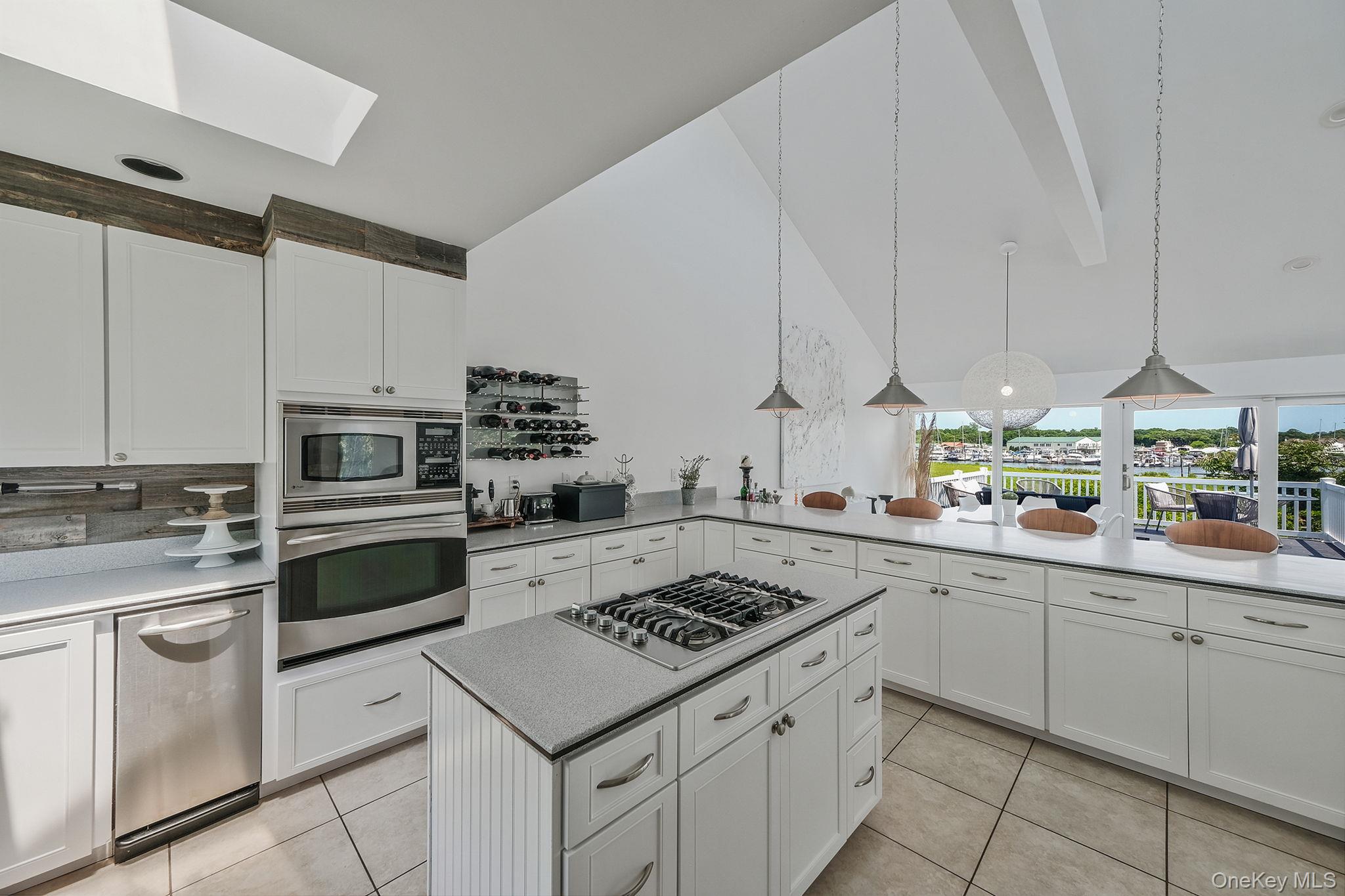 #12 photo, 333 Roe Avenue, サフォーク郡 East Patchogue , NY 11772