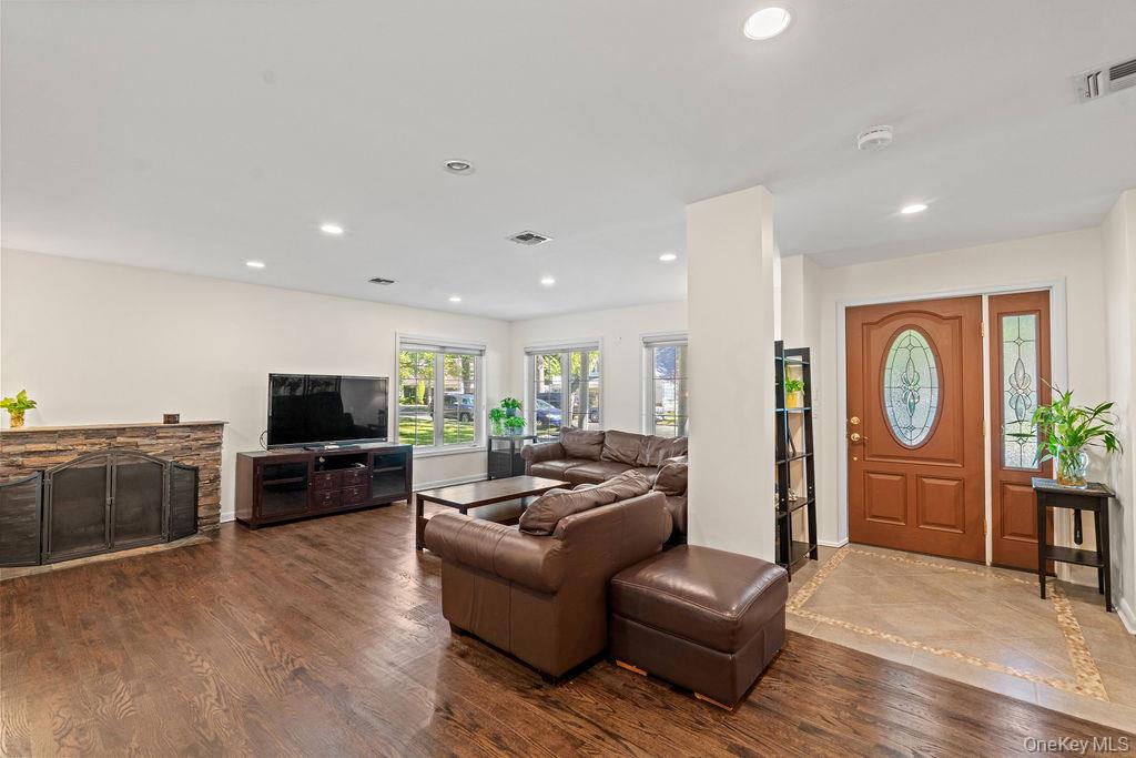 #19 photo, 60 Plymouth Road, Great Neck Plaza , NY 11023