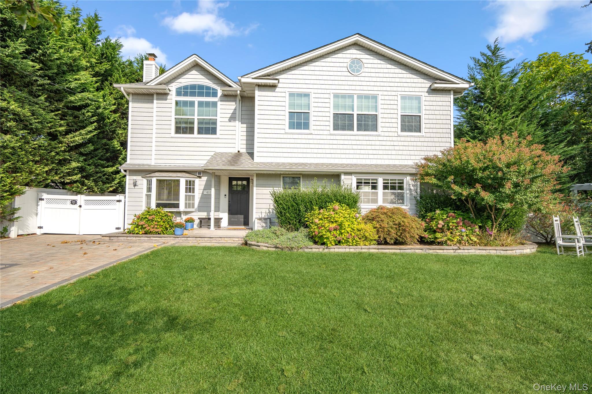 #1 photo, 411 Center Bay Drive, सफ़ोक काउंटी West Islip , NY 11795