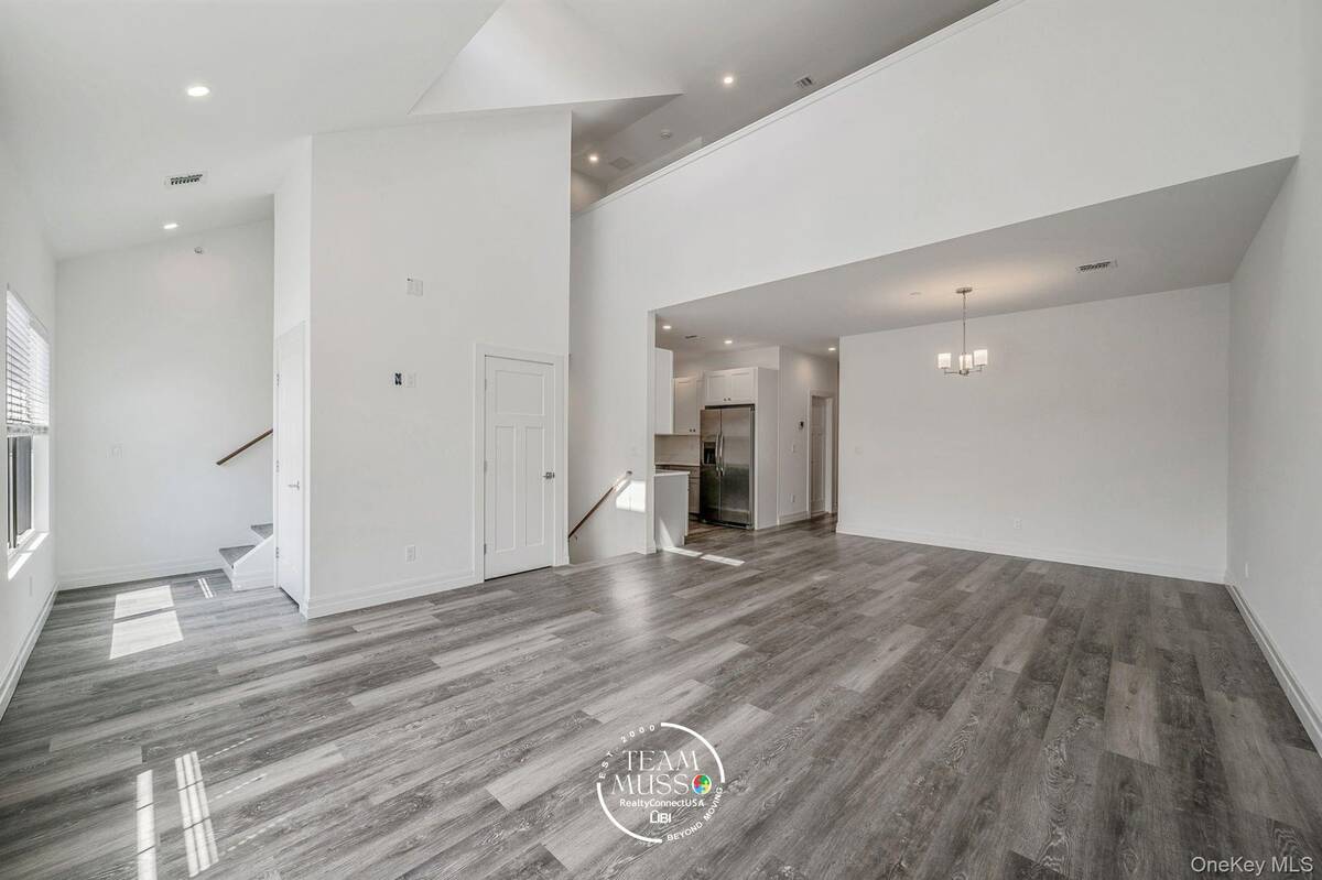 #12 photo, 104 Dover Street, サフォーク郡 Central Islip , NY 11722