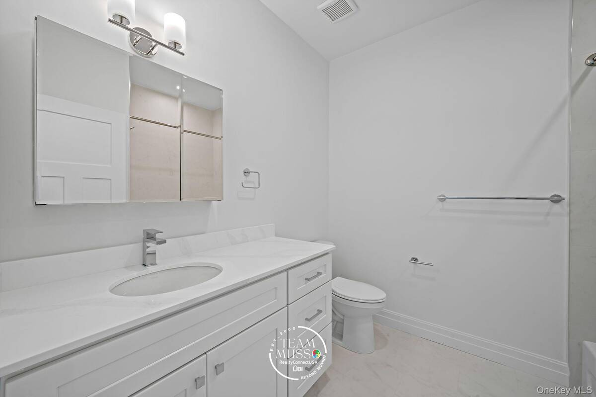 #24 photo, 104 Dover Street, サフォーク郡 Central Islip , NY 11722