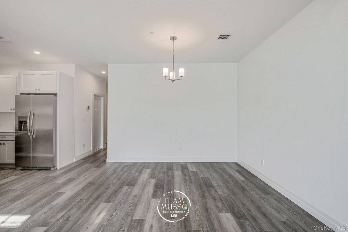 #4 photo, 104 Dover Street, サフォーク郡 Central Islip , NY 11722