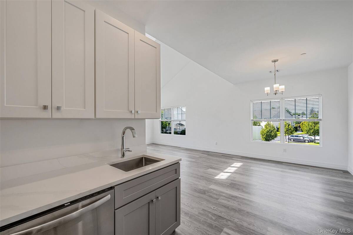 #10 photo, 102 Dover Street, サフォーク郡 Central Islip , NY 11722