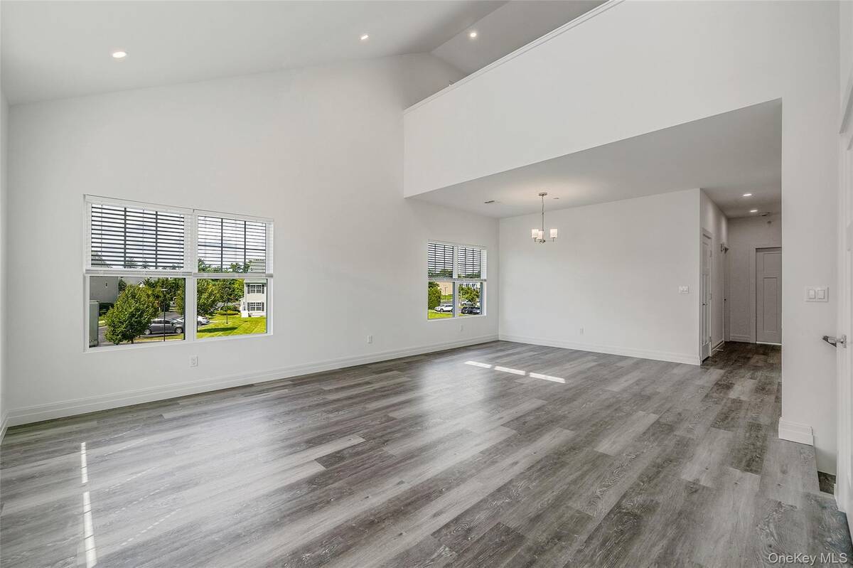 #4 photo, 102 Dover Street, サフォーク郡 Central Islip , NY 11722