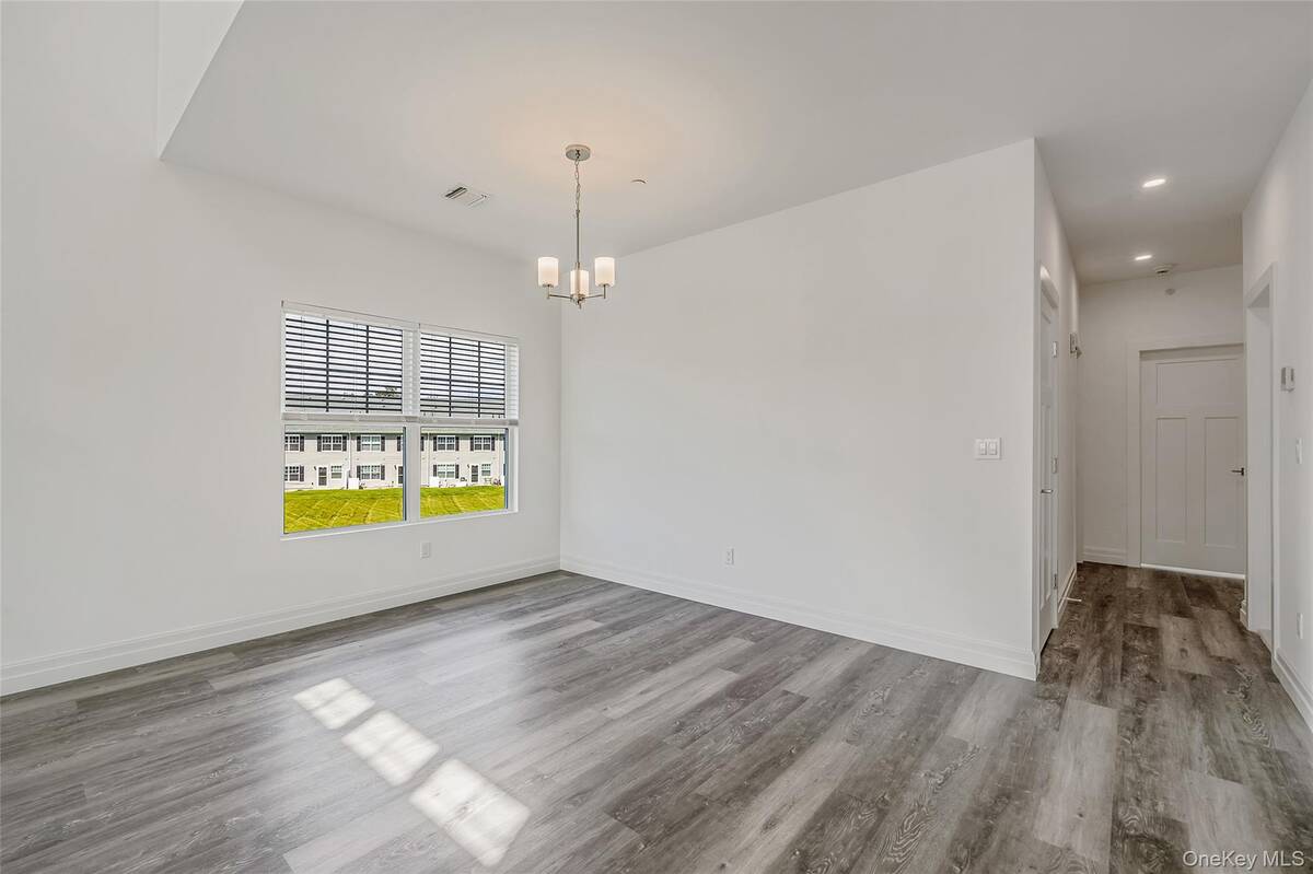 #5 photo, 102 Dover Street, サフォーク郡 Central Islip , NY 11722