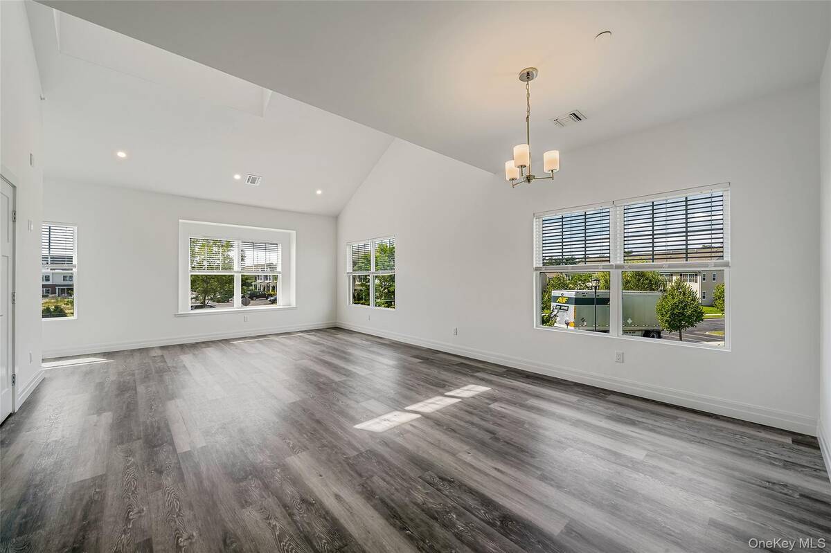 #6 photo, 102 Dover Street, サフォーク郡 Central Islip , NY 11722