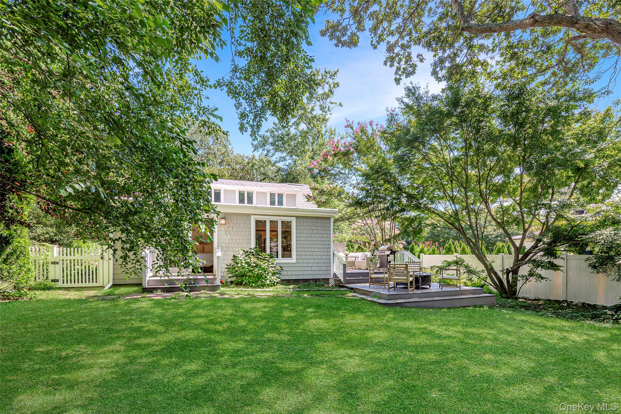 #1 photo, 8 Lawrence Avenue, سوفولك Hampton Bays , NY 11946