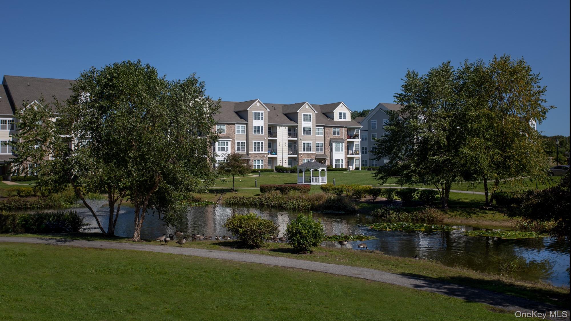 #1 photo, 416 Charles Pond Drive, サフォーク郡 Coram , NY 11727