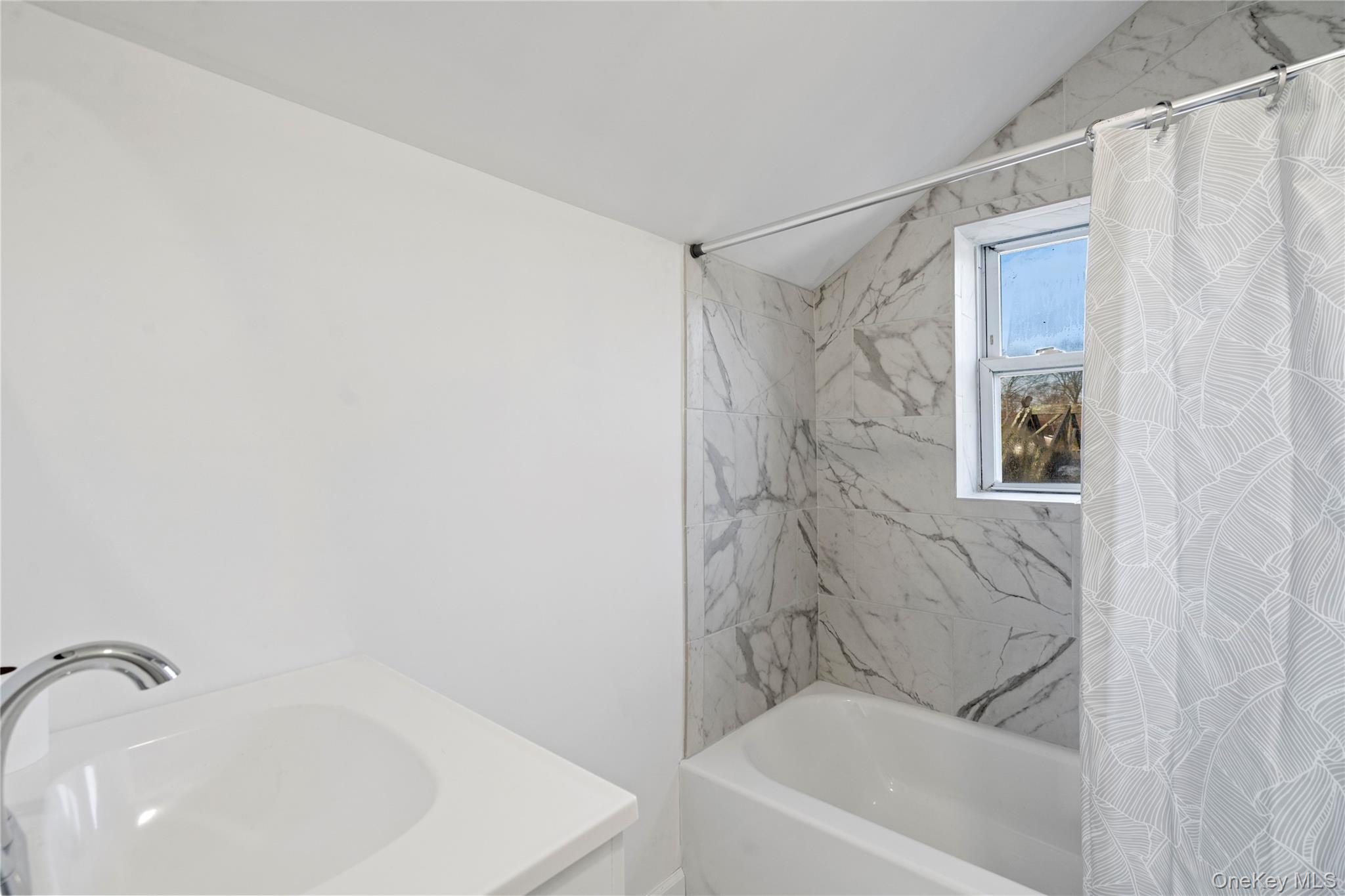 #11 photo, 84 Pleasure Avenue, সাফোক কাউন্টি Lake Ronkonkoma , NY 11779