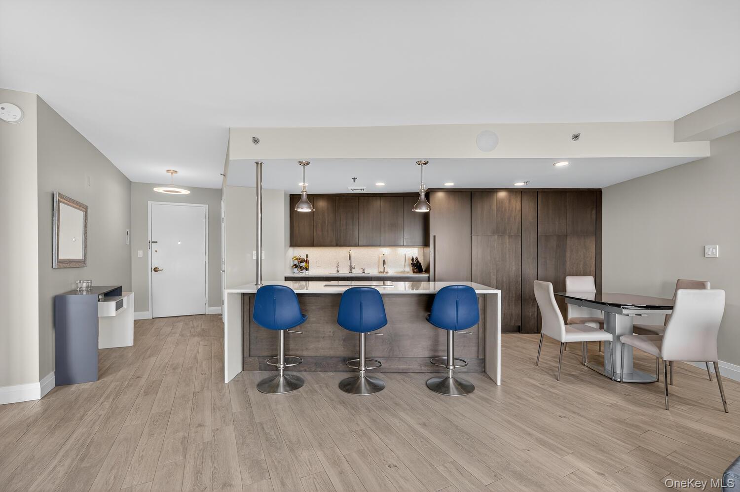 #1 photo, 100 Hilton Avenue, गार्डन सिटी Garden City , NY 11530