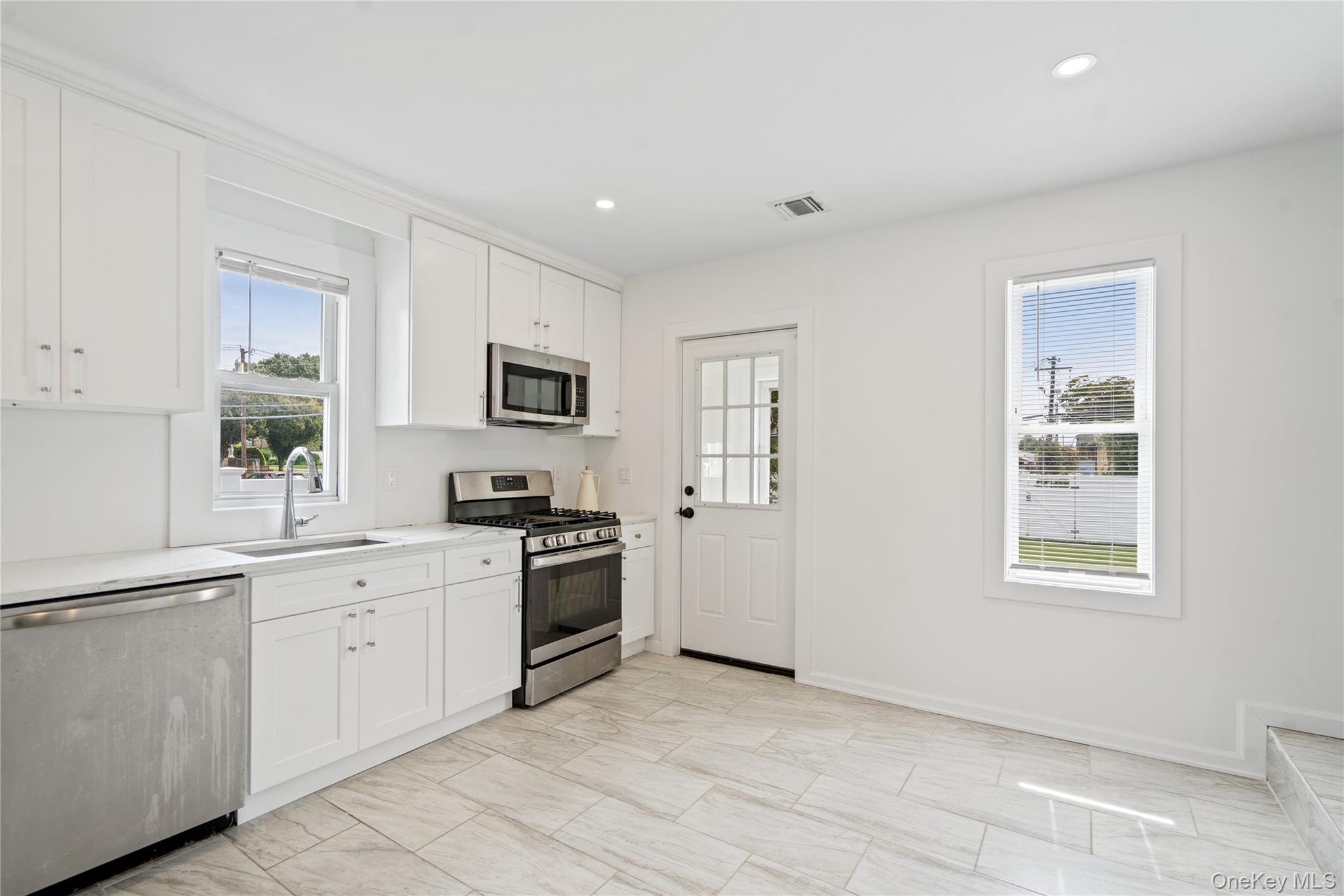 #10 photo, 89 5th Avenue, Westbury , NY 11590