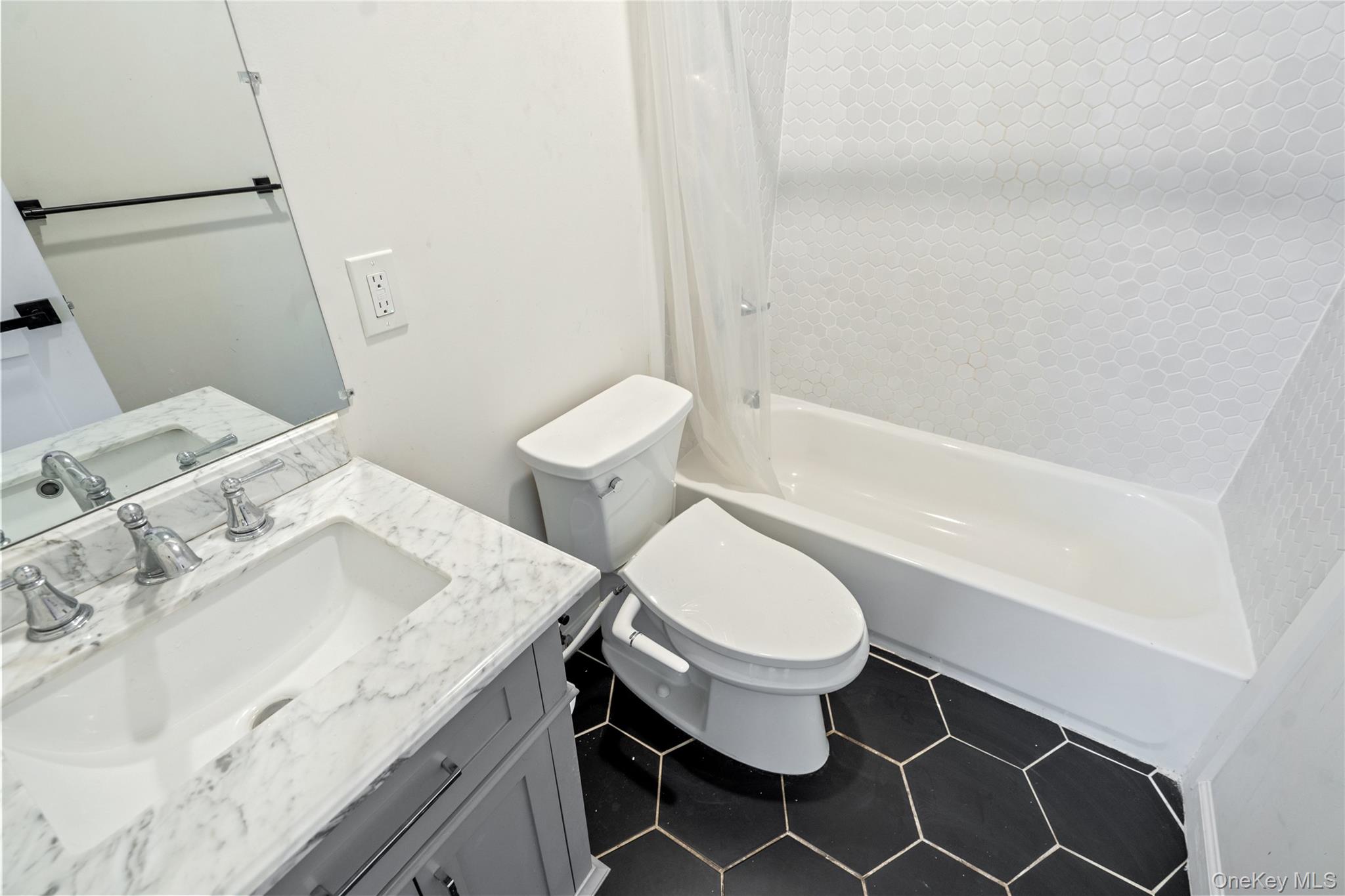 #16 photo, 89 5th Avenue, Westbury , NY 11590