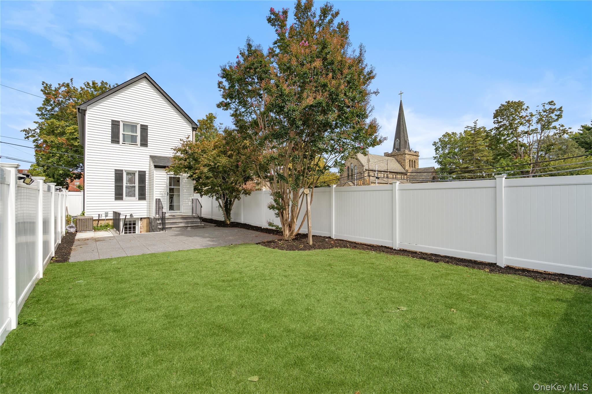 #17 photo, 89 5th Avenue, Westbury , NY 11590