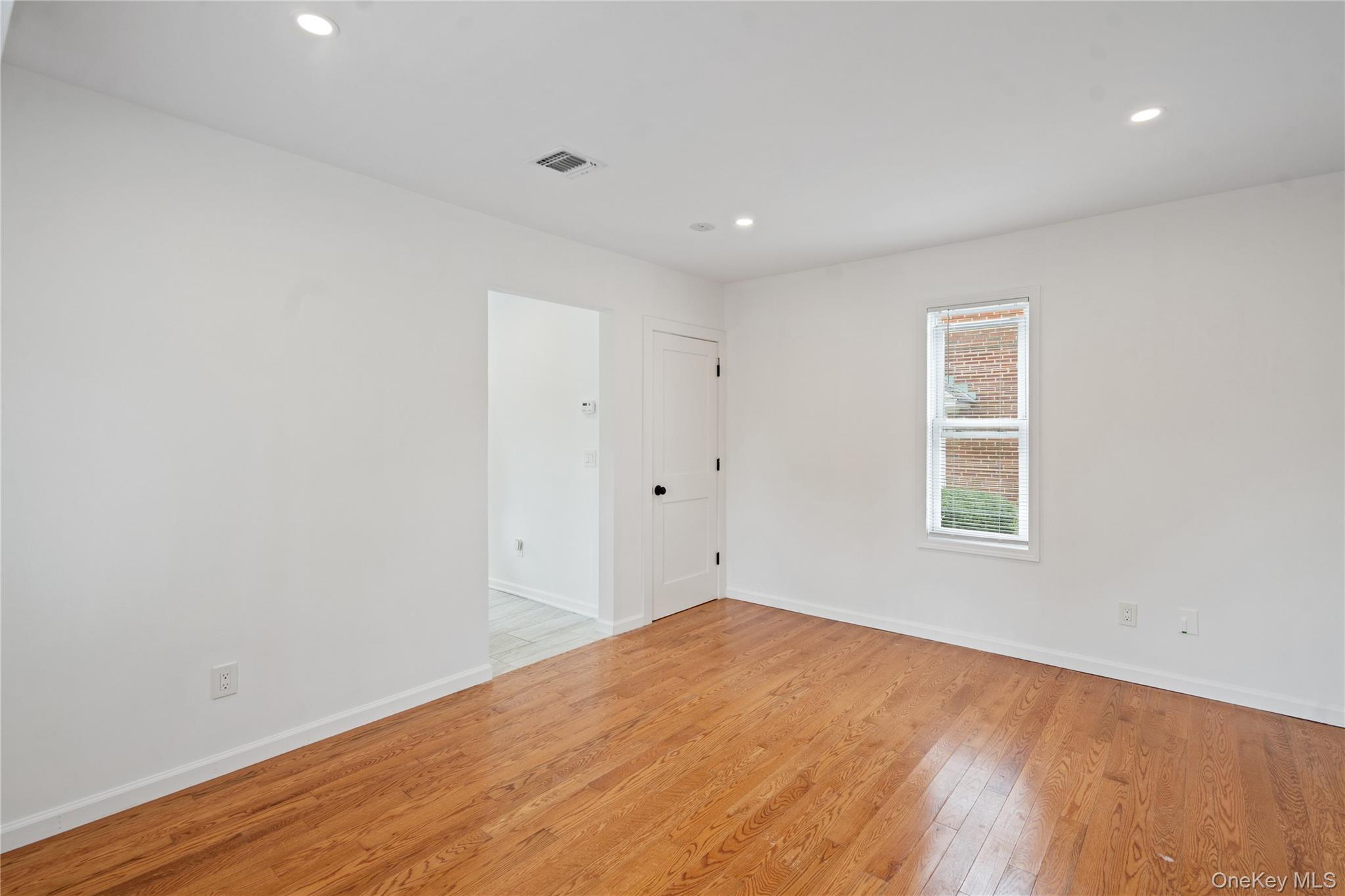 #7 photo, 89 5th Avenue, Westbury , NY 11590